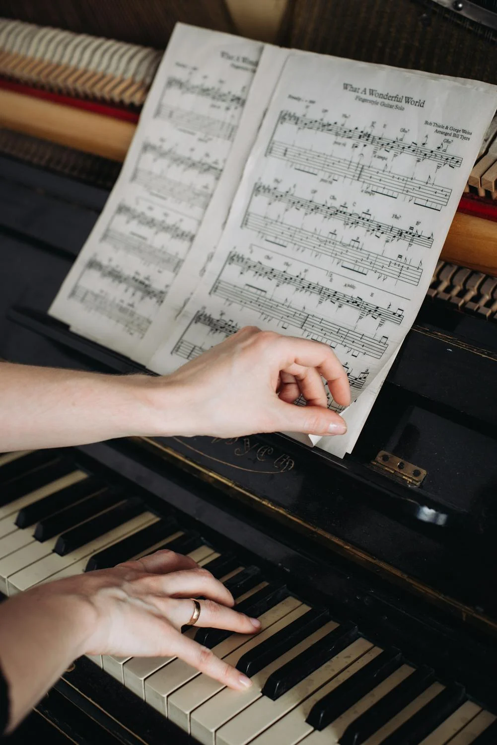 Eine Frau spielt Klavier | Quelle: Pexels