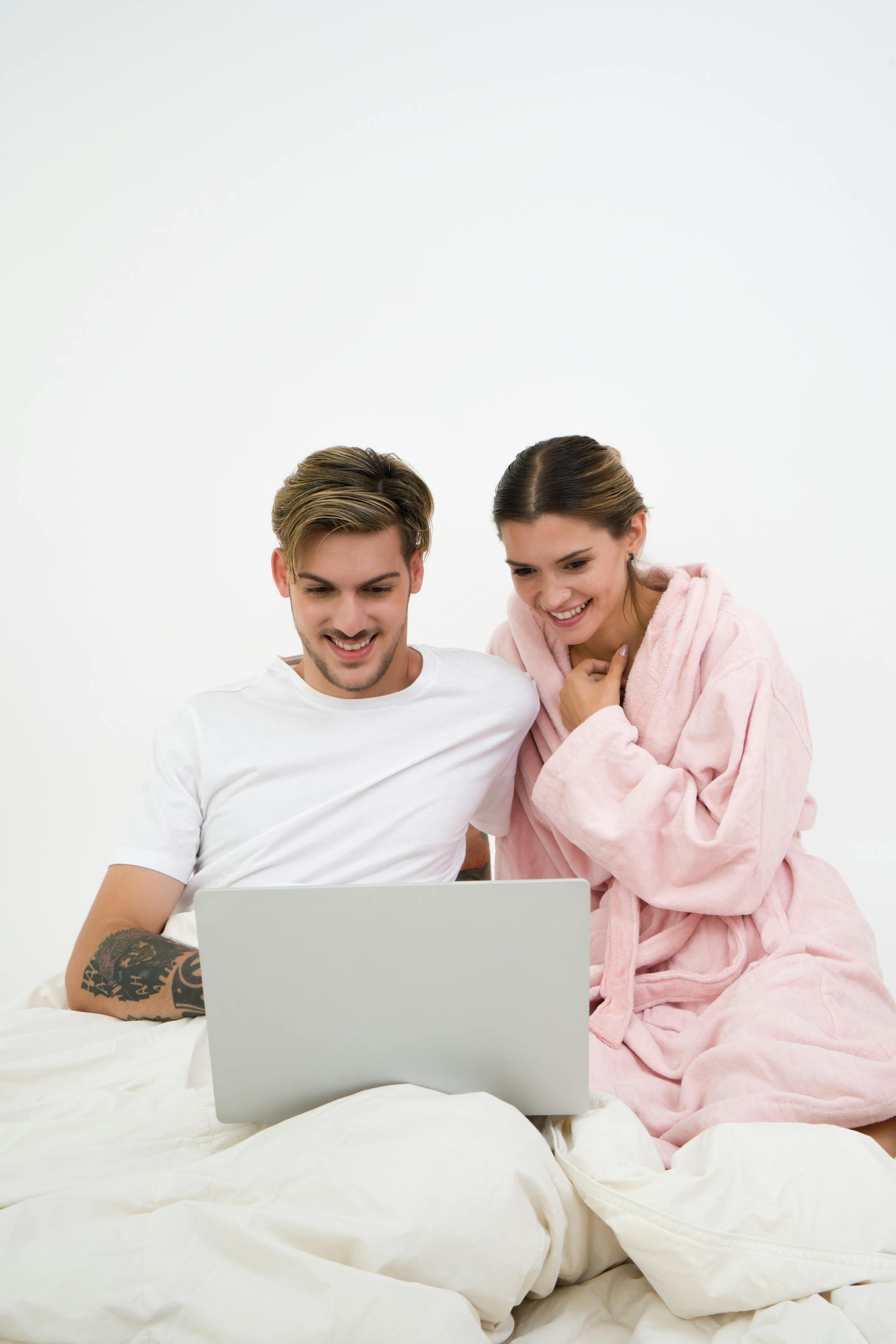 Ein junges Paar benutzt einen Laptop | Quelle: Pexels