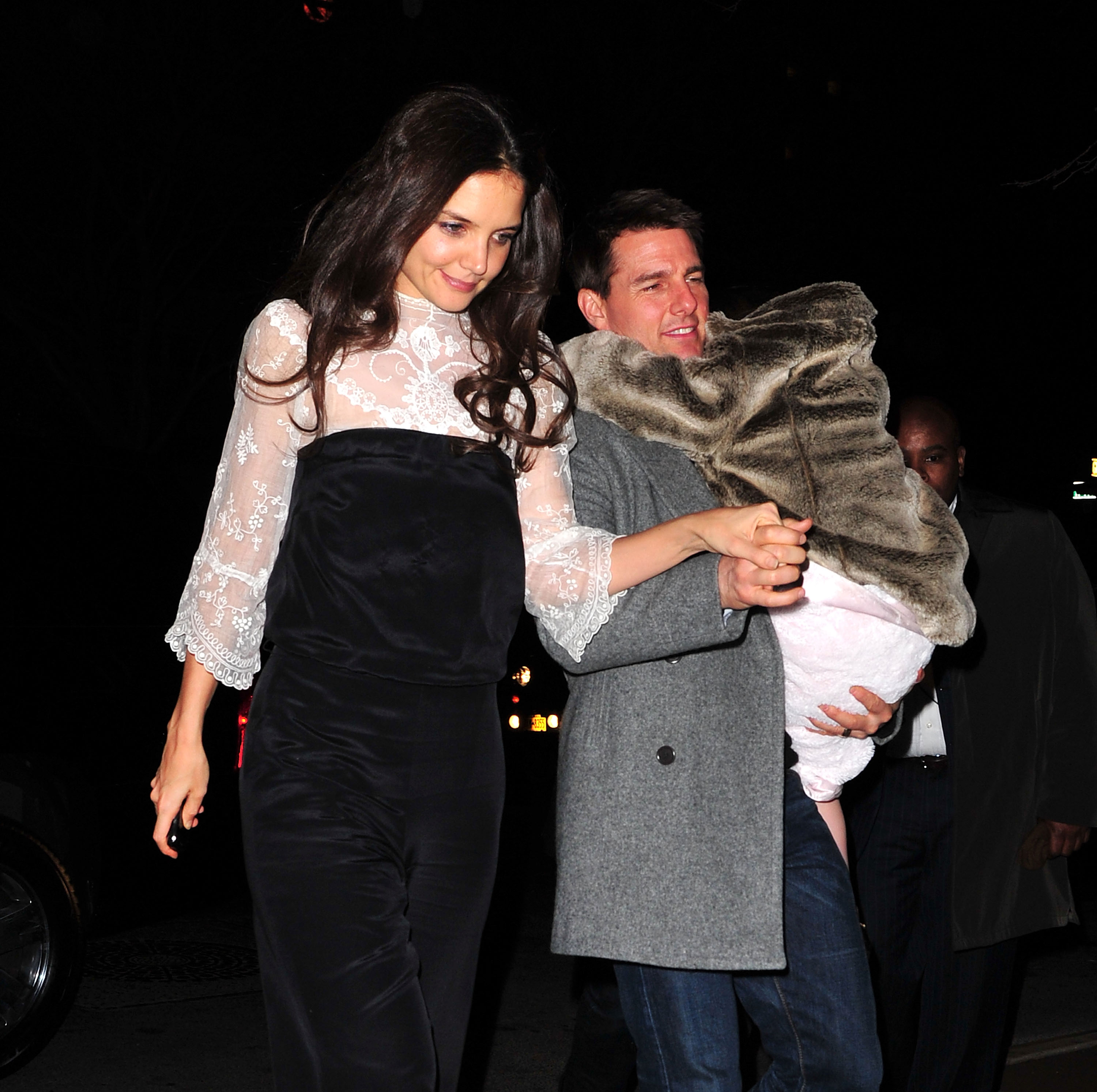 Katie Holmes, Tom Cruise und ihre Tochter Suri Cruise wurden am 18. Dezember 2011 in New York City gesichtet. | Quelle: Getty Images