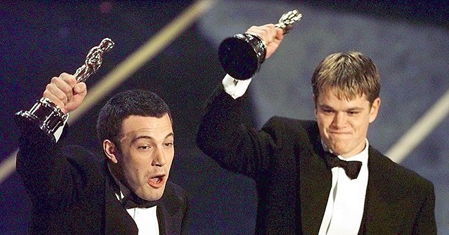 Ben Affleck und Matt Damon nach ihrem Sieg in der Kategorie Originaldrehbuch bei der 70. Oscarverleihung am 24. März 1998 | Quelle: Getty Images