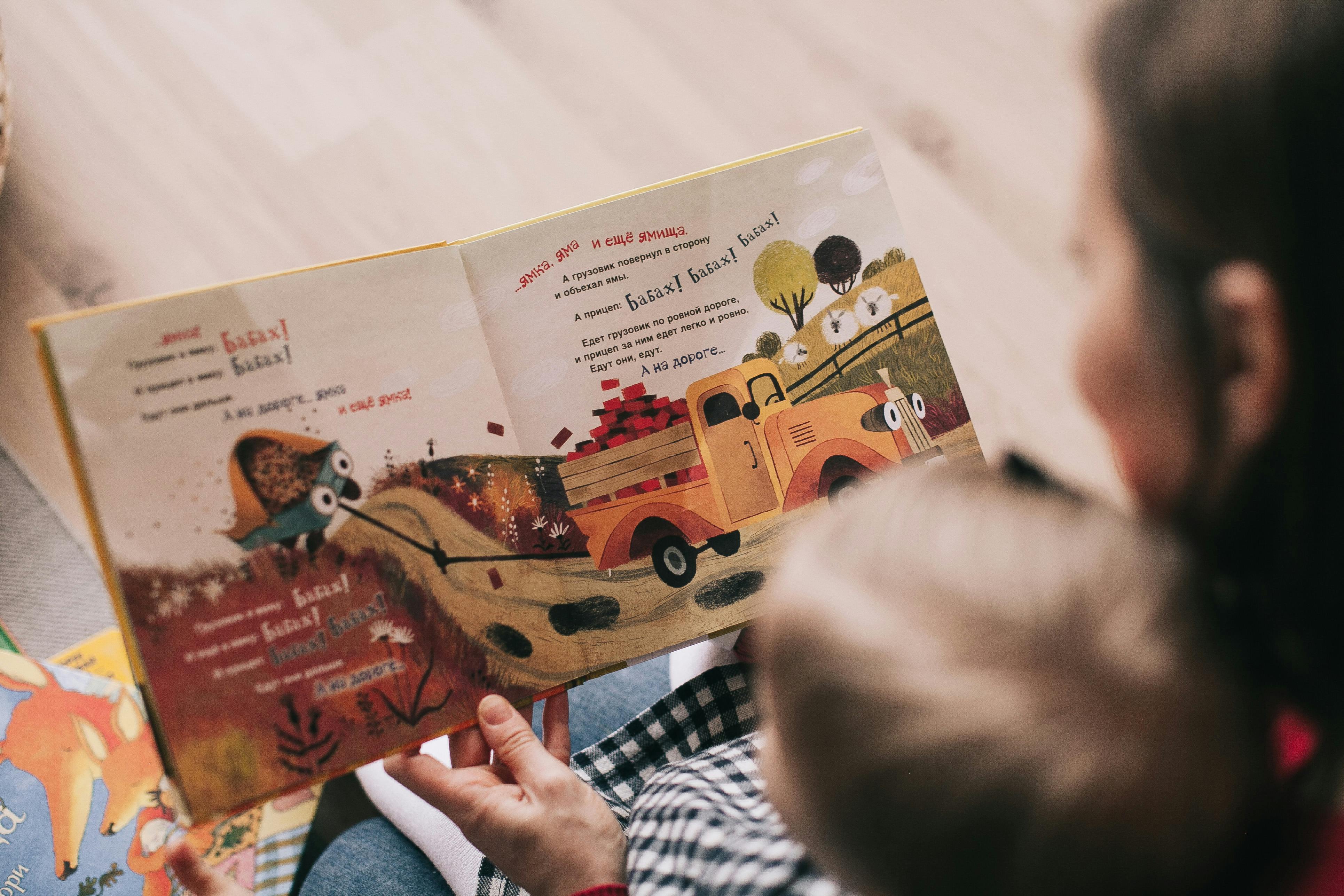 Eine Frau liest einem Kind ein Buch vor | Quelle: Pexels