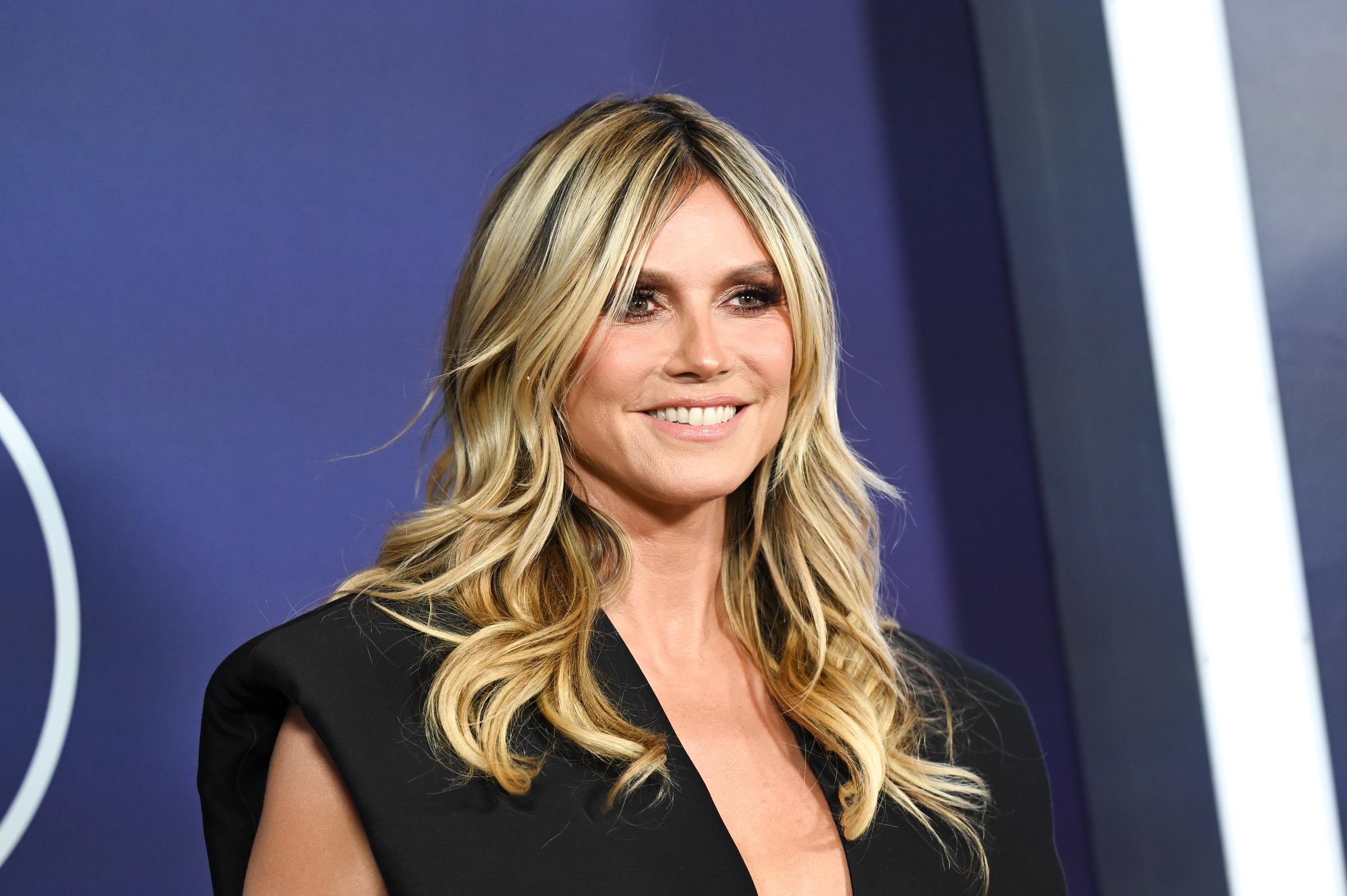 Heidi Klum zeigte ein strahlendes Lächeln auf dem roten Teppich der AMAs. Ihre weichen Locken umrahmten einen gebräunten Make-up-Look mit rauchigen Augen und nudefarbenen Lippen, der ihren Glam mühelos in Balance hielt.
