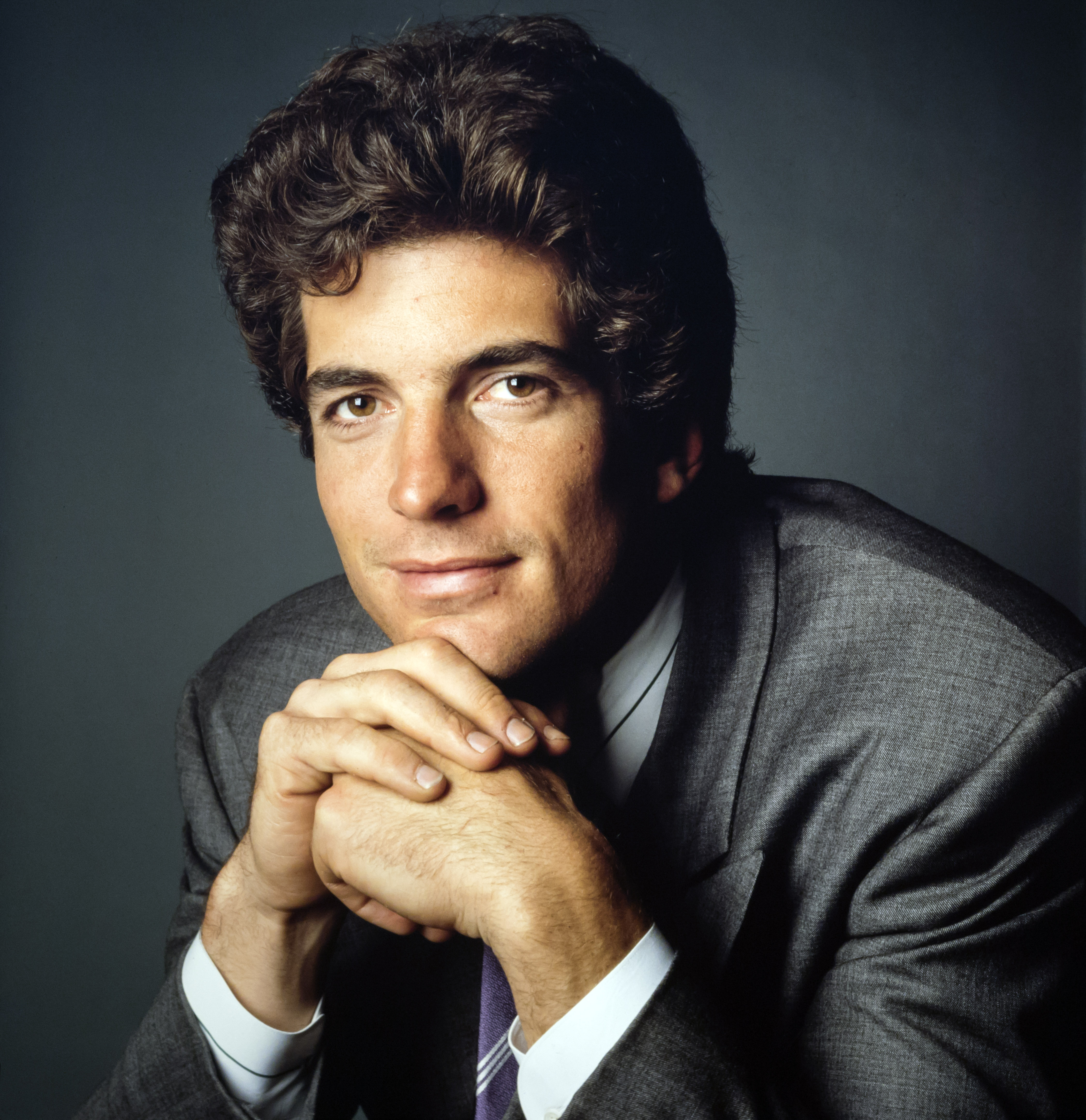 Ein Studio-Porträt von John F. Kennedy Jr. am 9. Juni 1988 in New York. | Quelle: Getty Images