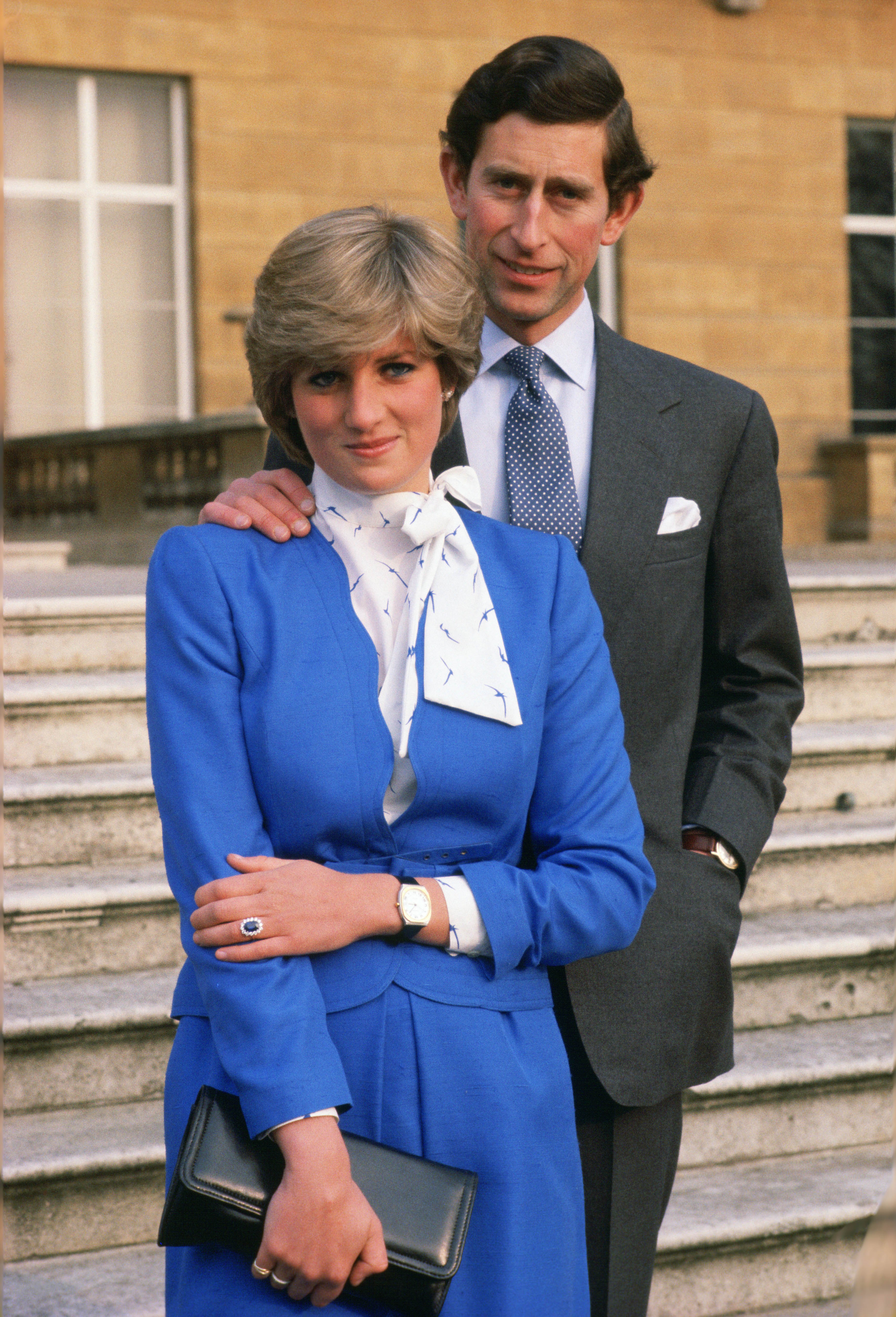 Prinzessin Diana und Prinz Charles posieren nach der Bekanntgabe ihrer Verlobung auf dem Gelände des Buckingham Palace am 24. Februar 1981. | Quelle: Getty Images