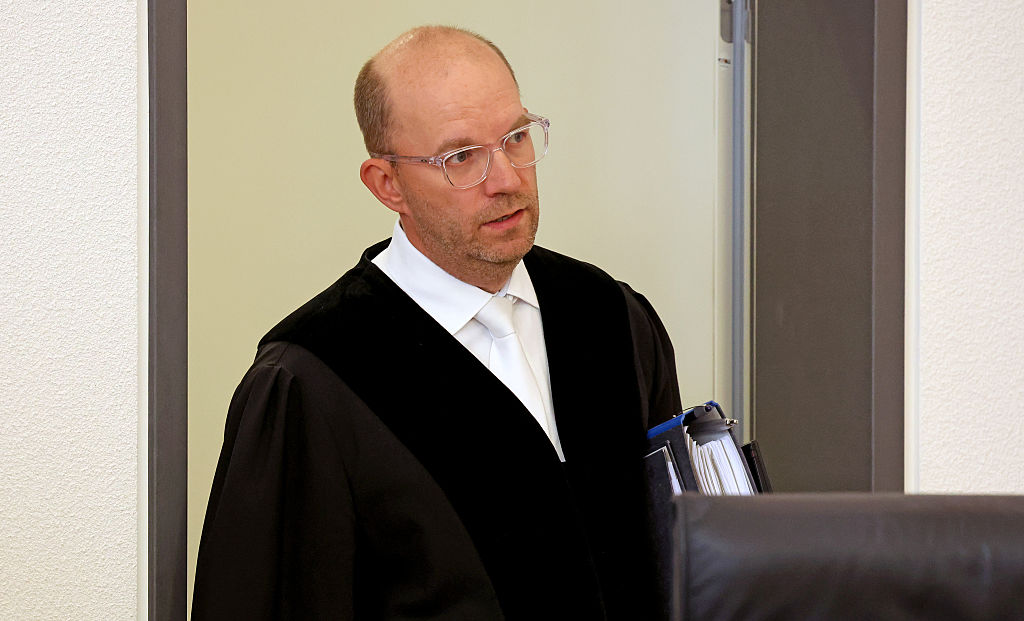 16. Juni 2026, Mecklenburg-Vorpommern, Rostock: Richter Holger Schütt betritt den Gerichtssaal des Landgerichts zur Fortsetzung des Mordprozesses im Fall Fabian. | Quelle: Getty Images