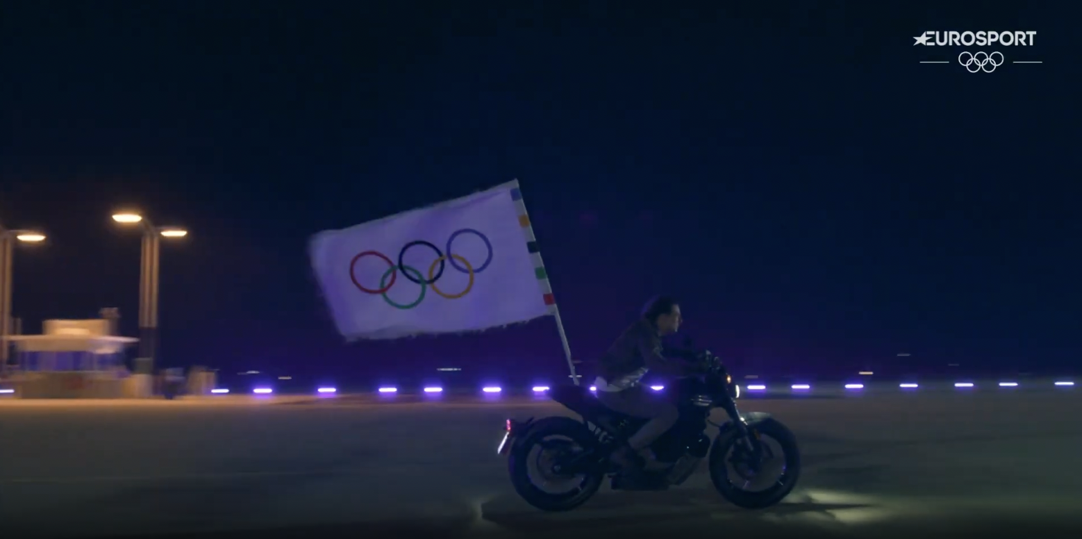 Tom Cruise beim Abschied mit der olympischen Flagge, gepostet am 12. August 2024 | Quelle: YouTube/Eurosport