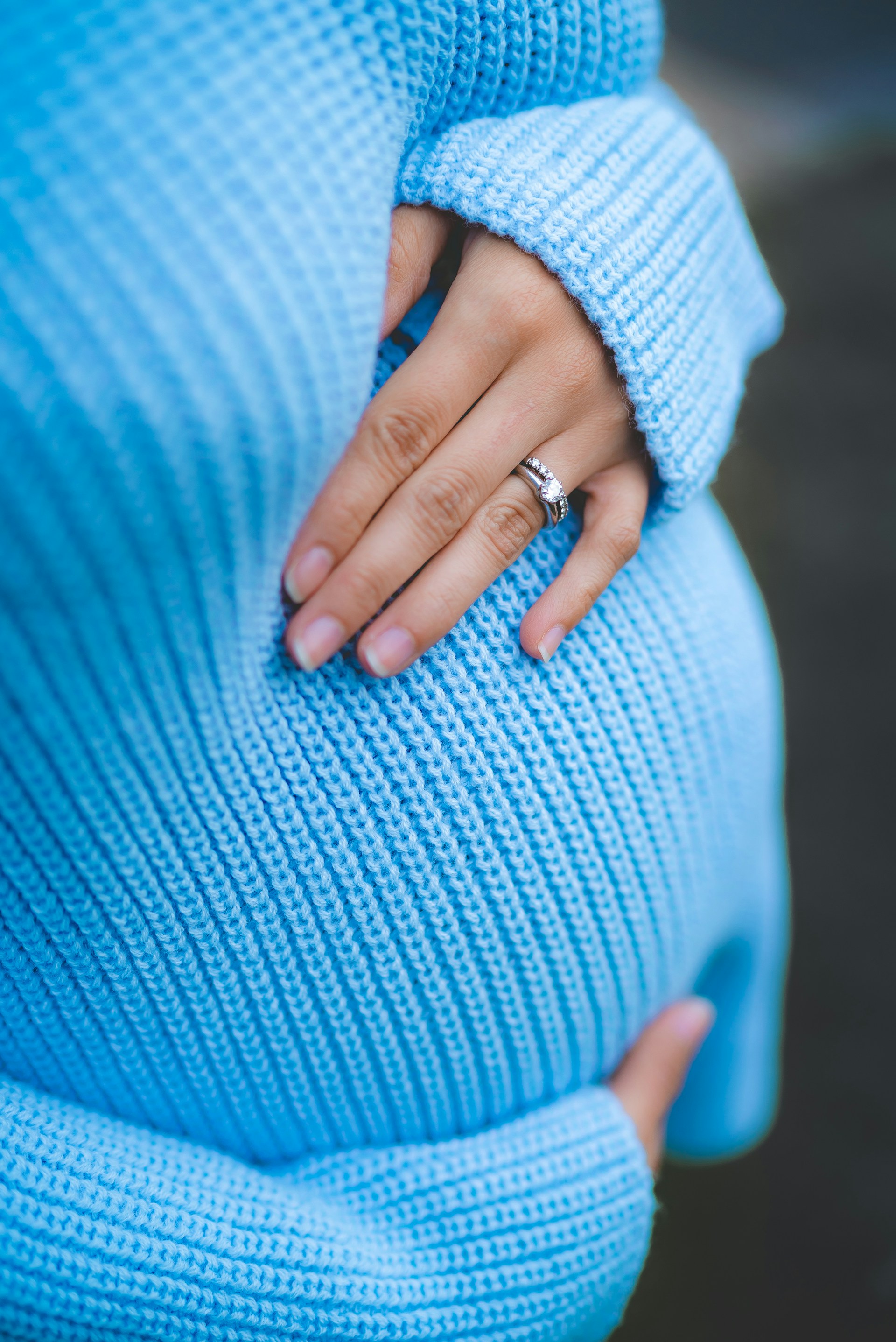 Recorte imagem de mulher grávida segurando a barriga | Fonte: Unsplash