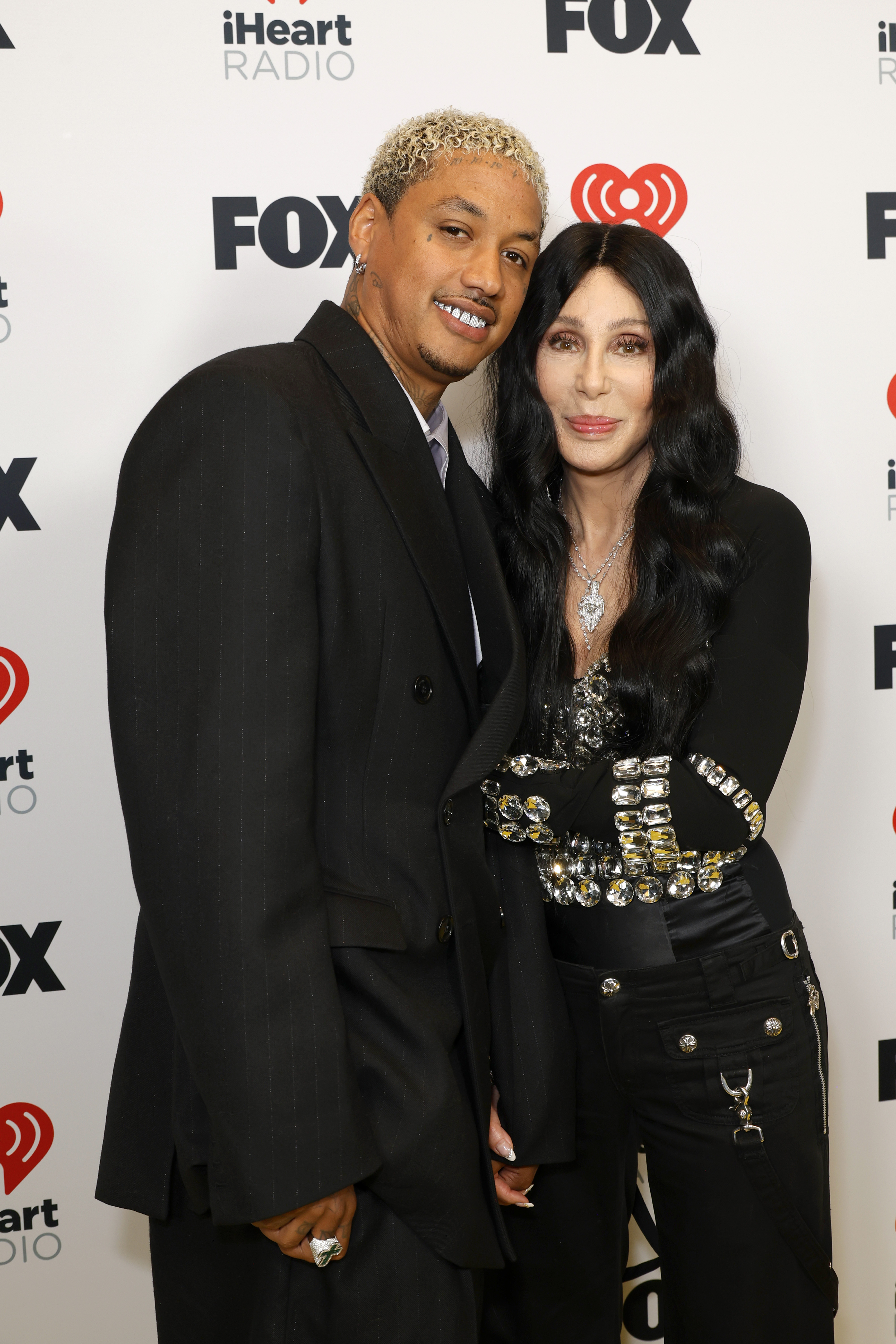 Alexander "AE" Edwards und Cher posieren zusammen bei den 2024 iHeartRadio Music Awards am 1. April 2024 in Hollywood, Kalifornien. | Quelle: Getty Images