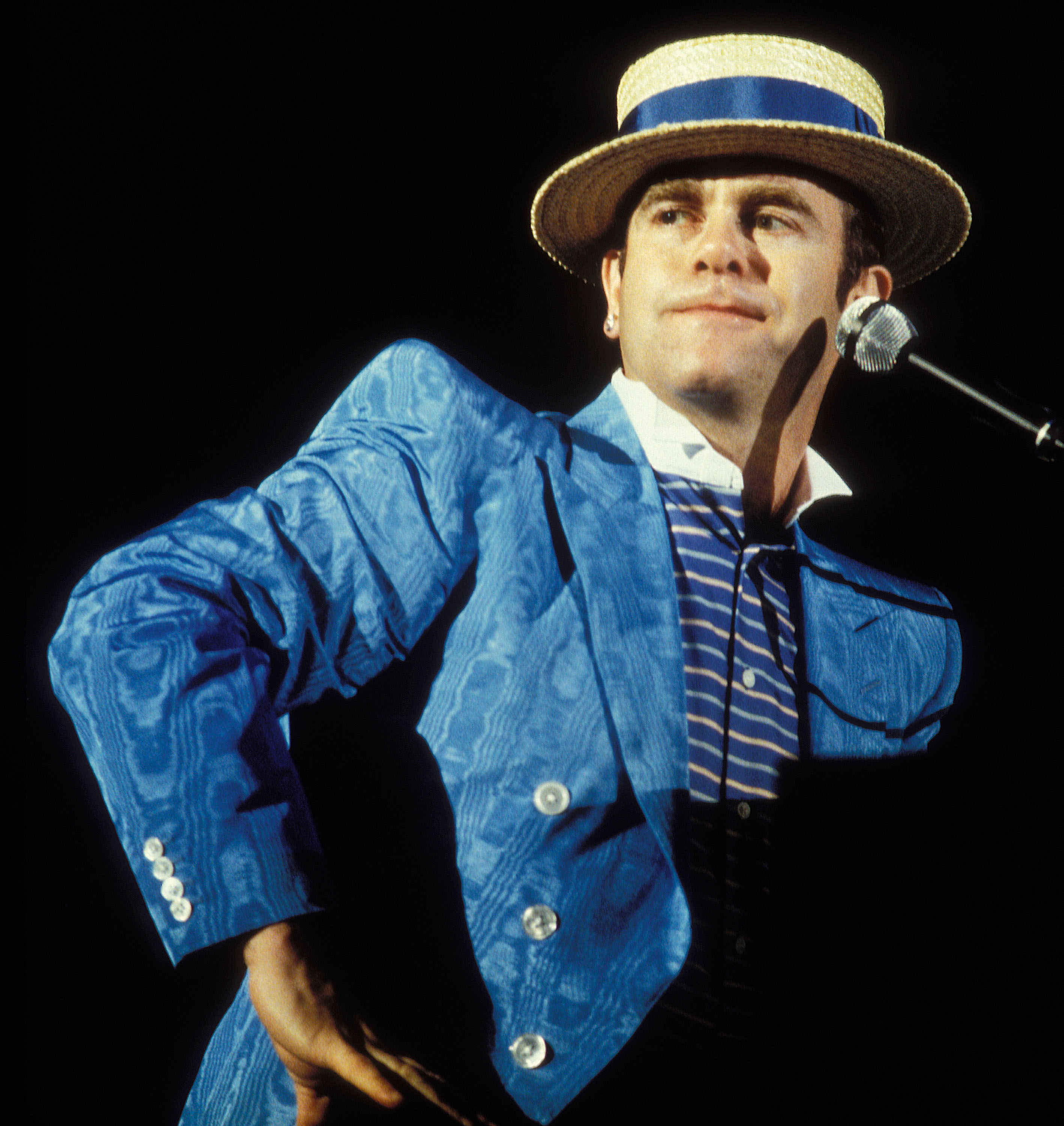 Elton John gibt am 26. August 1984 ein Konzert in Irvine, Kalifornien. | Quelle: Getty Images