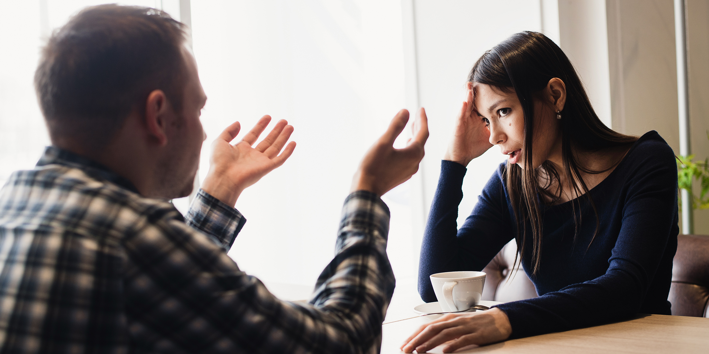 Ein Mann und eine Frau während einer Diskussion | Quelle: Shutterstock