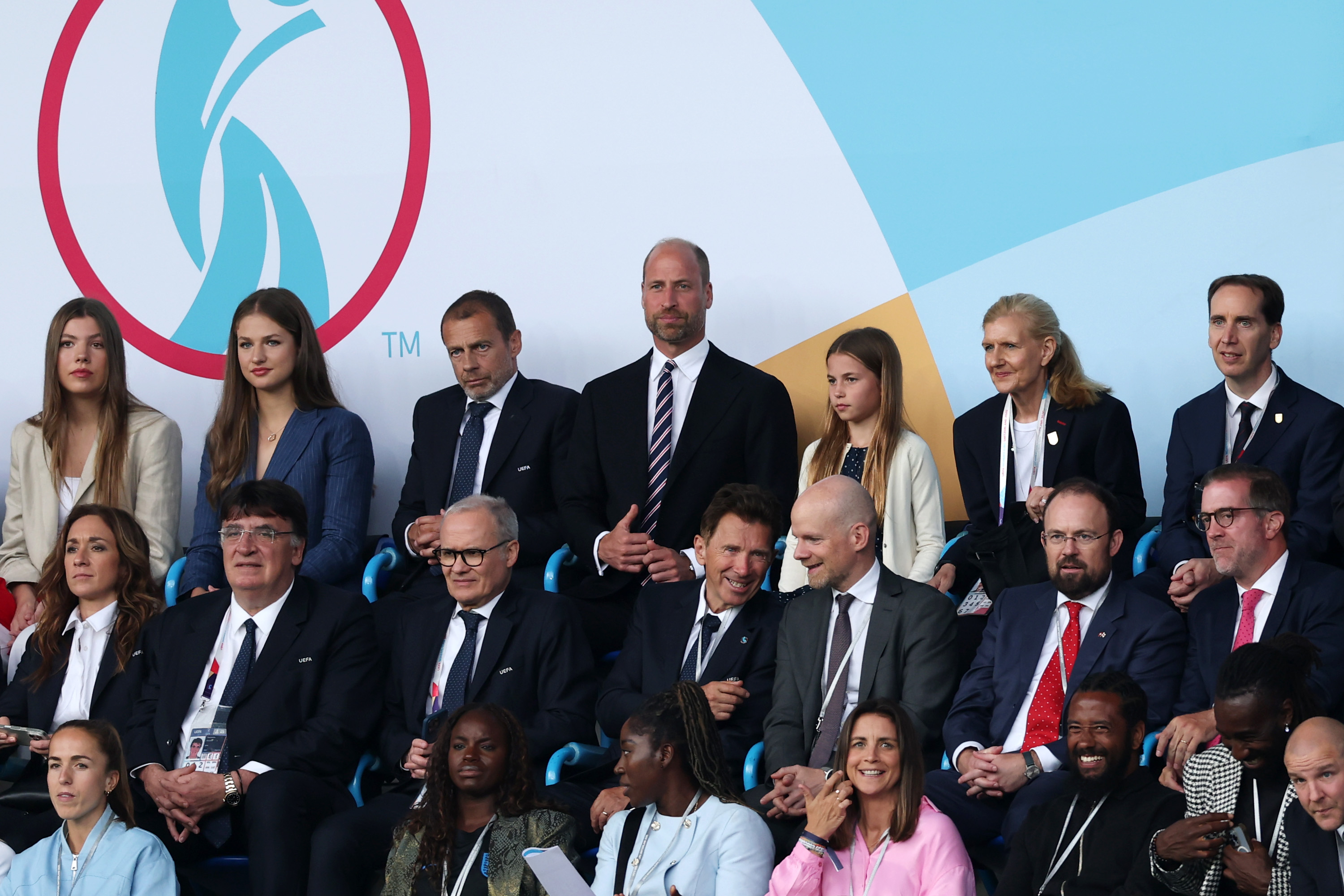 Prinz William und Prinzessin Charlotte zusammen mit Prinzessin Sofia von Spanien, UEFA-Präsident Aleksander Ceferin und anderen Würdenträgern beim Endspiel der UEFA Women's EURO in der Schweiz am 27. Juli 2025 | Quelle: Getty Images