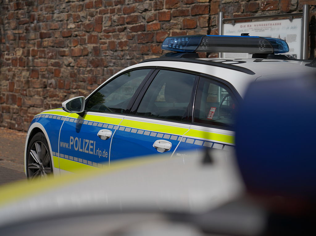 08. Mai 2026, Rheinland-Pfalz, Sinzig: Polizeifahrzeuge stehen am Ort einer Geiselnahme in einer Bankfiliale in Sinzig, Rheinland-Pfalz. Die Einsatzkräfte sind mit einem großen Aufgebot im Landkreis Ahrweiler vor Ort. | Quelle: Getty Images