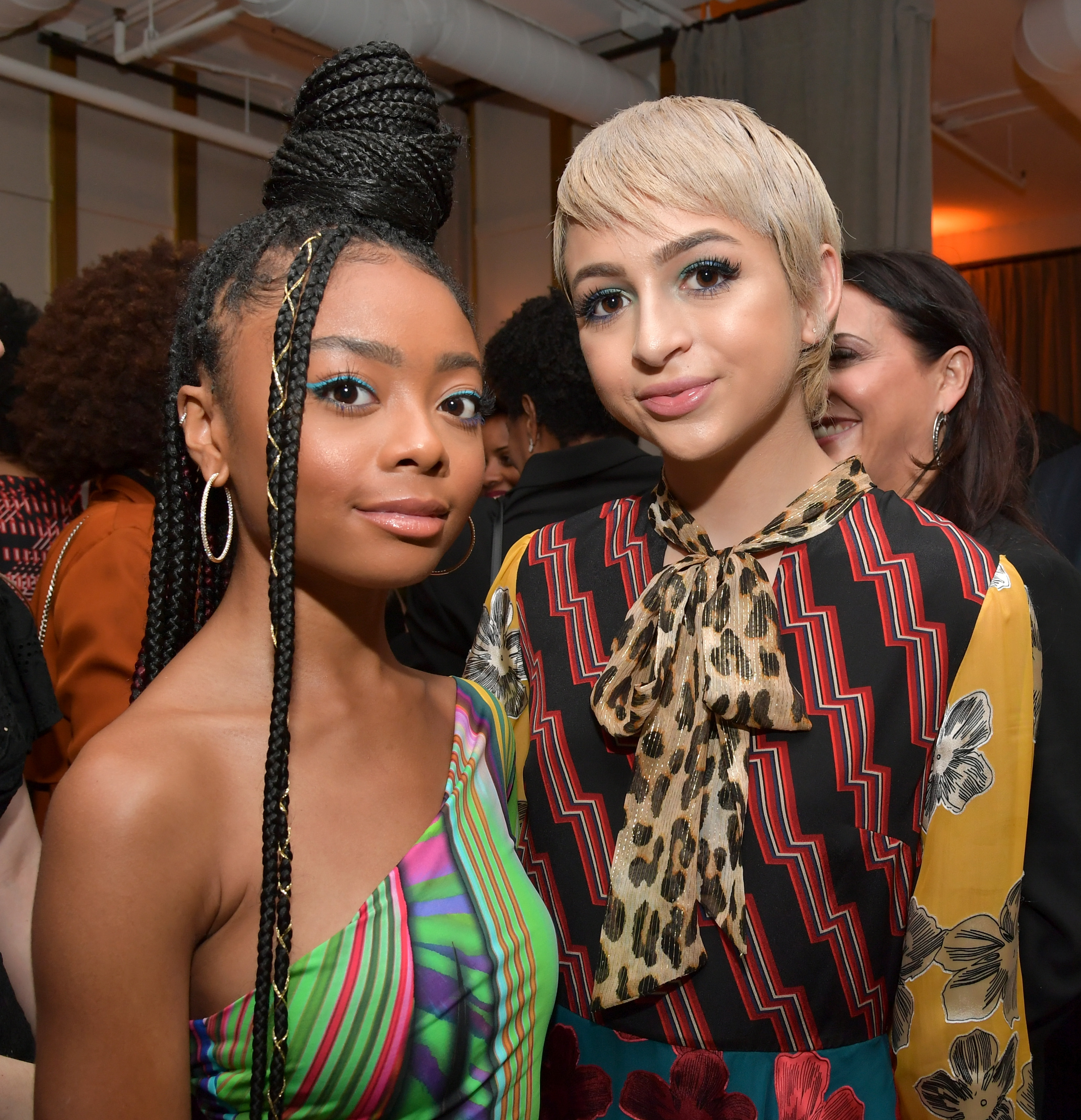 Josie Totah und Skai Jackson posieren gemeinsam bei der „Marie Claire“-Veranstaltung zu Ehren der „Change Makers“ Hollywoods in Los Angeles, Kalifornien. Totah trägt ein mehrfarbig gemustertes Outfit mit einer großen Schleife am Ausschnitt, während Jackson ein bunt gestreiftes Kleid und lange Zöpfe trägt. | Quelle: Getty Images