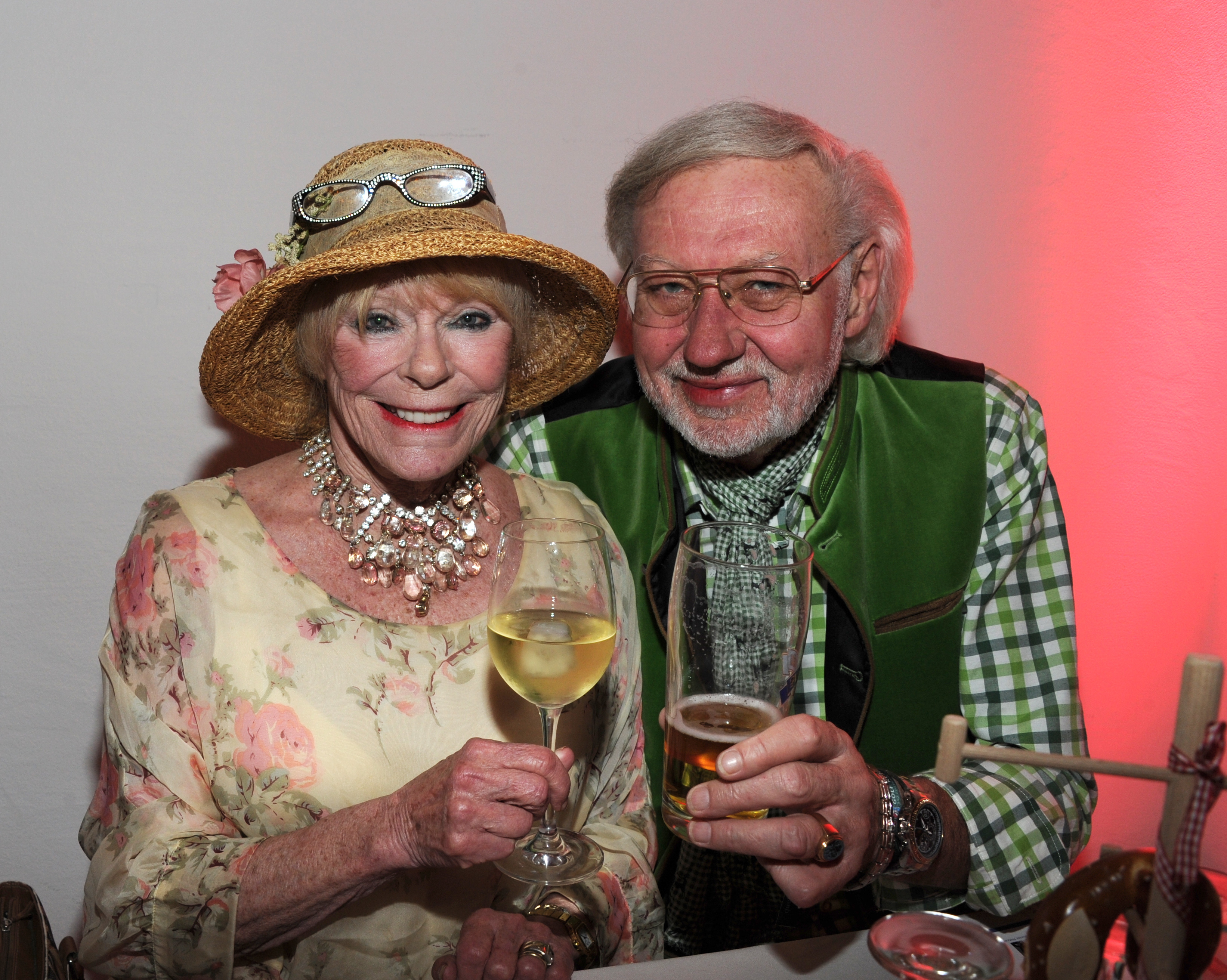 Elke Sommer und Wolf Walther zu Besuch in Deutschland im Juli 2017 | Quelle: Getty Images