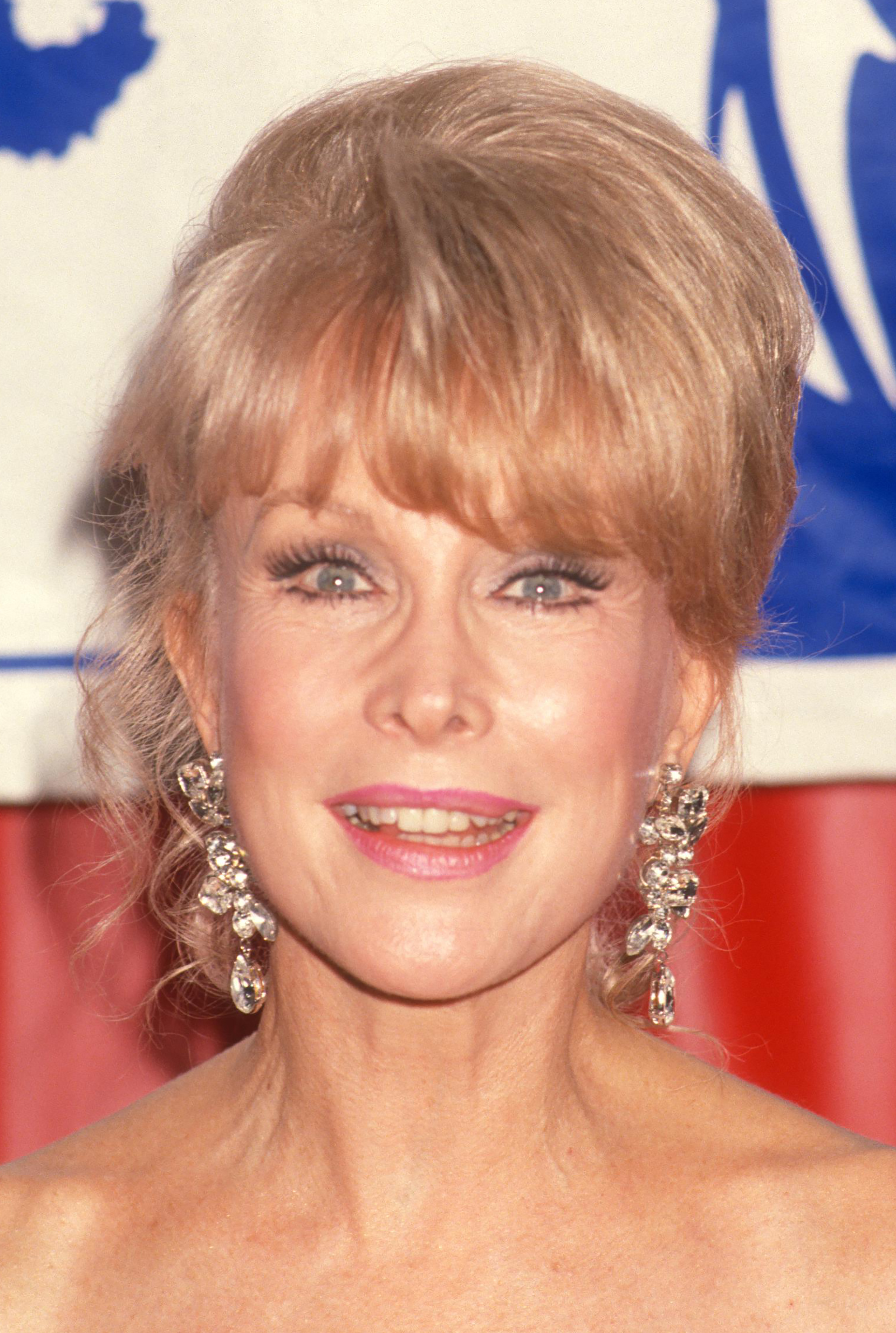 Barbara Eden nimmt an einer Benefizveranstaltung der Starlight Foundation im 20/20 Club am 16. März 1991 in Beverly Hills, Kalifornien, teil. | Quelle: Getty Images