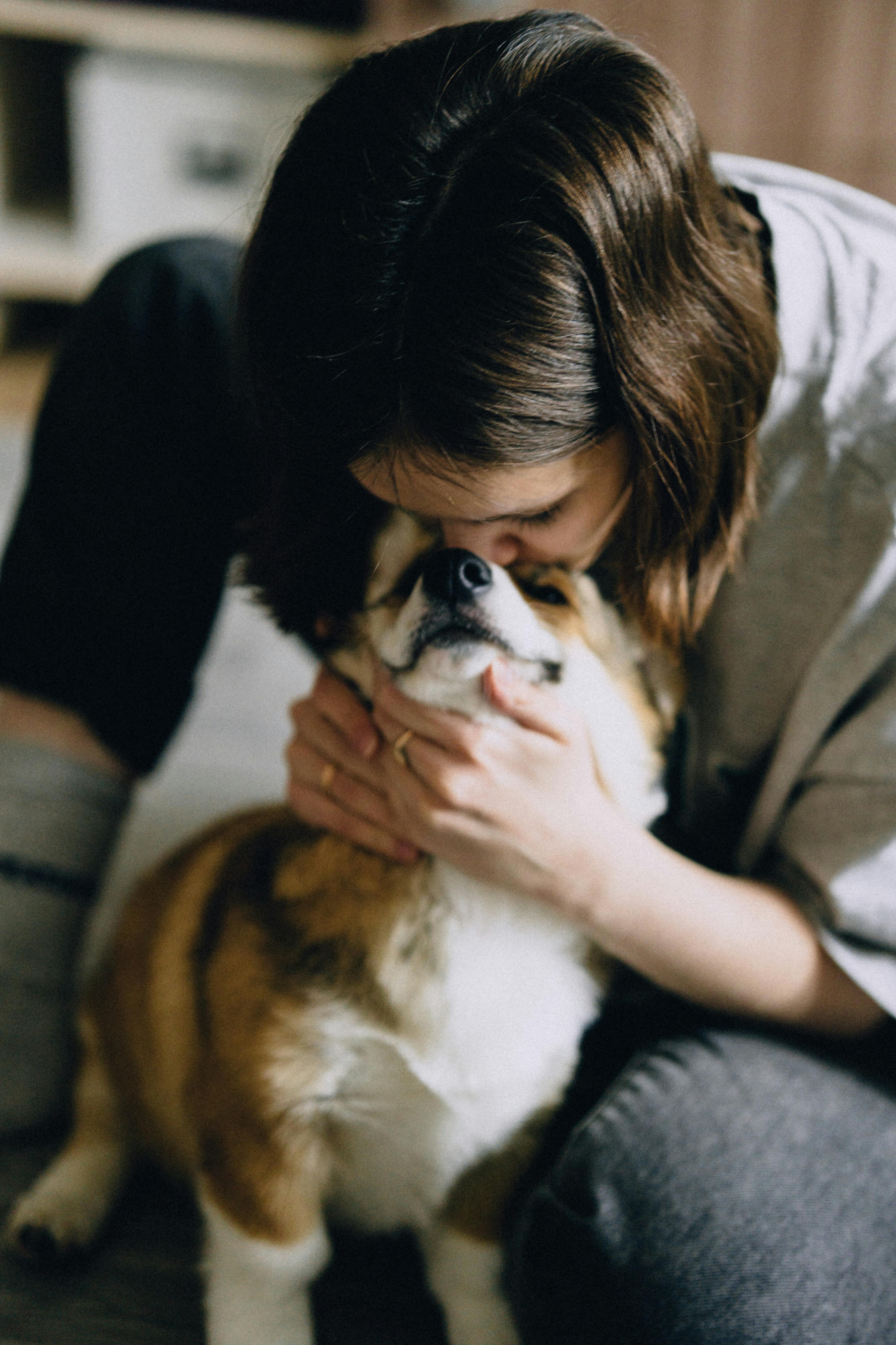 Frau, die mit ihrem Hund zusammen ist | Quelle:  Midjourney