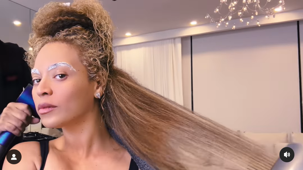 Beyoncé hilft beim Bügeln ihrer blonden Haare in einem Video, das im April 2024 geteilt wurde. | Quelle: Instagram/beyonce