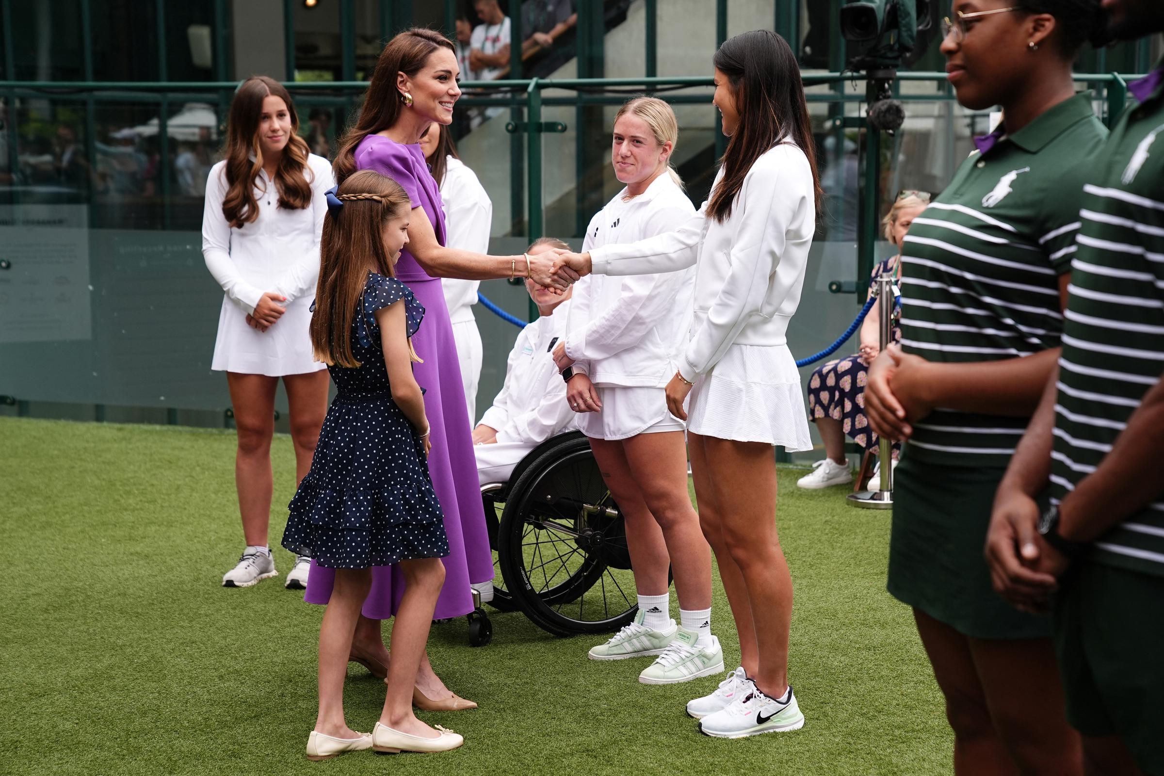 Kate Middleton und Prinzessin Charlotte grüßen Emma Raducanu am 14. Juli 2024 in London, England. | Quelle: Getty Images