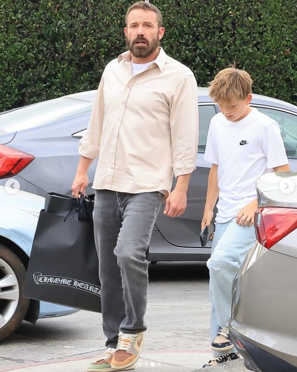 Ben und Samuel Affleck bei einem Einkaufsbummel in Los Angeles in einem Posting vom 3. November 2024 | Quelle: Instagram/la.gossiptv