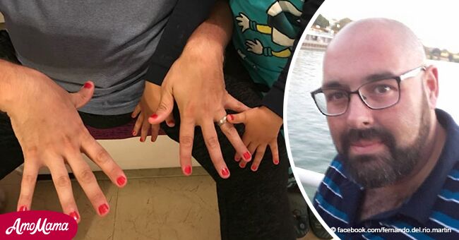 Ein Vater lackiert seine Nägel, um seinen Sohn zu überzeugen, „dass er nichts falsch macht“