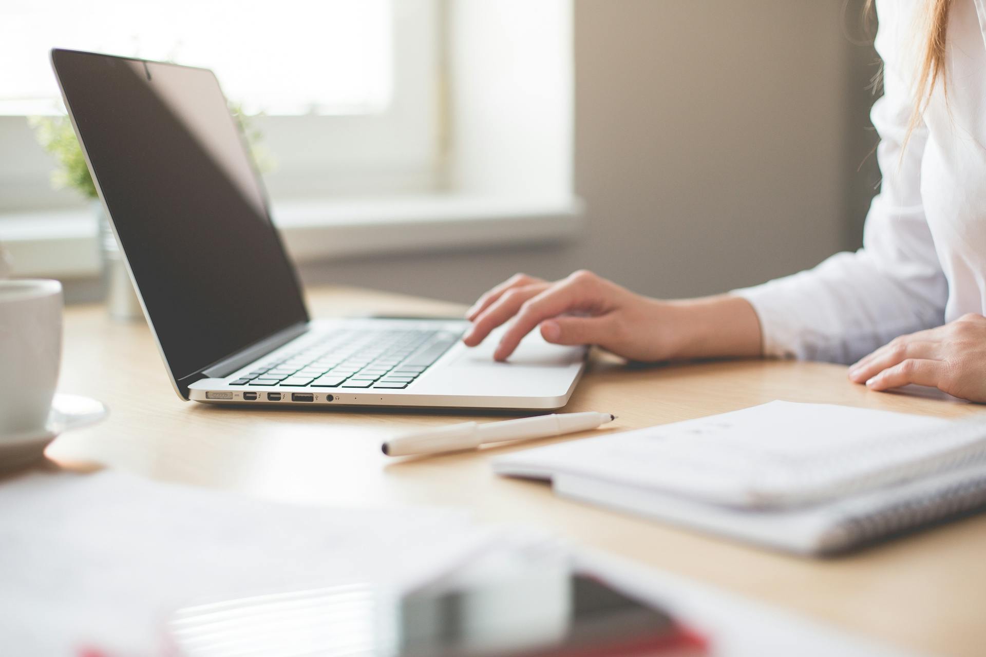 Eine Frau benutzt einen Laptop | Quelle: Pexels