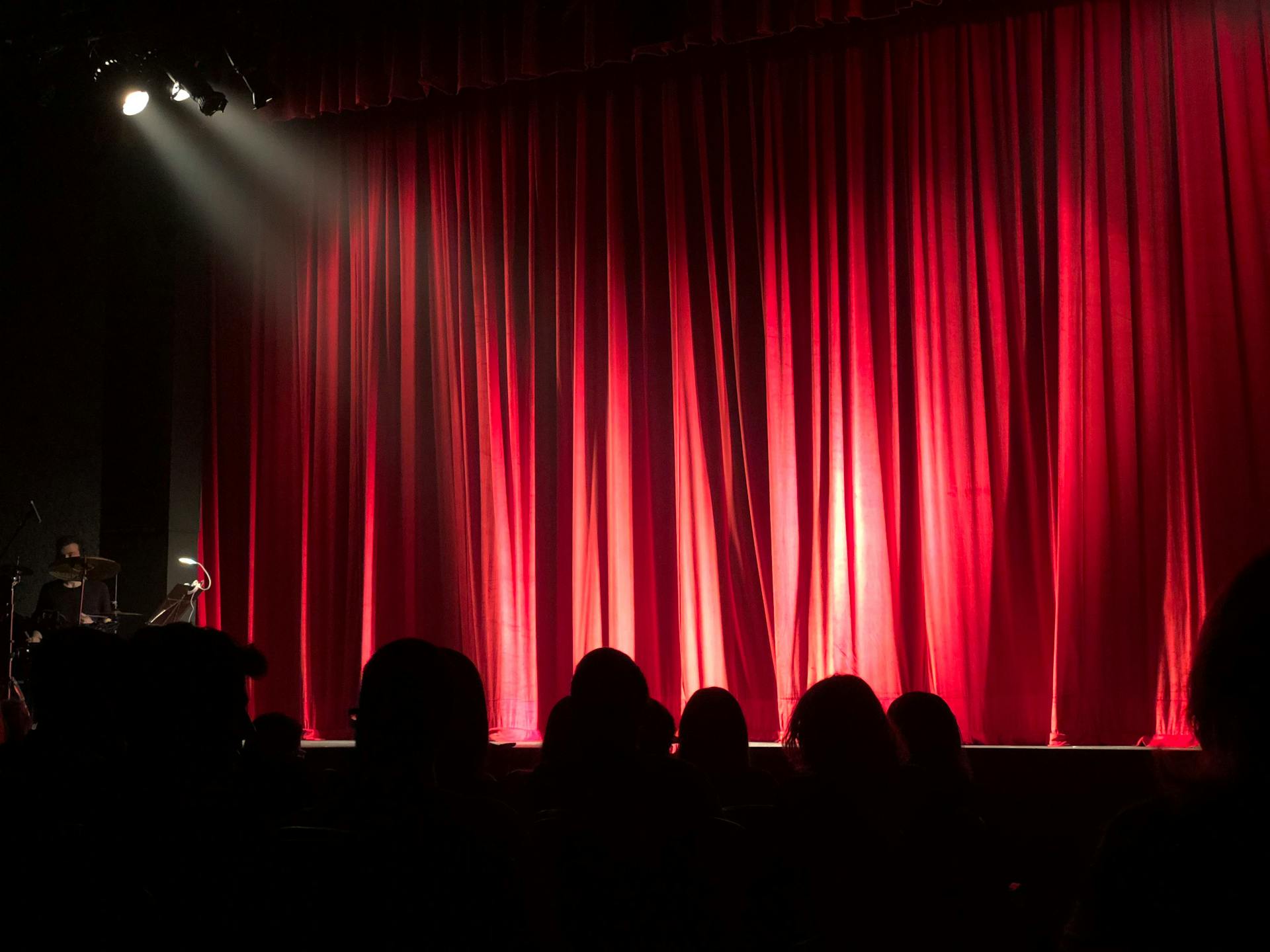Menschen versammeln sich in einem Auditorium | Quelle: Pexels