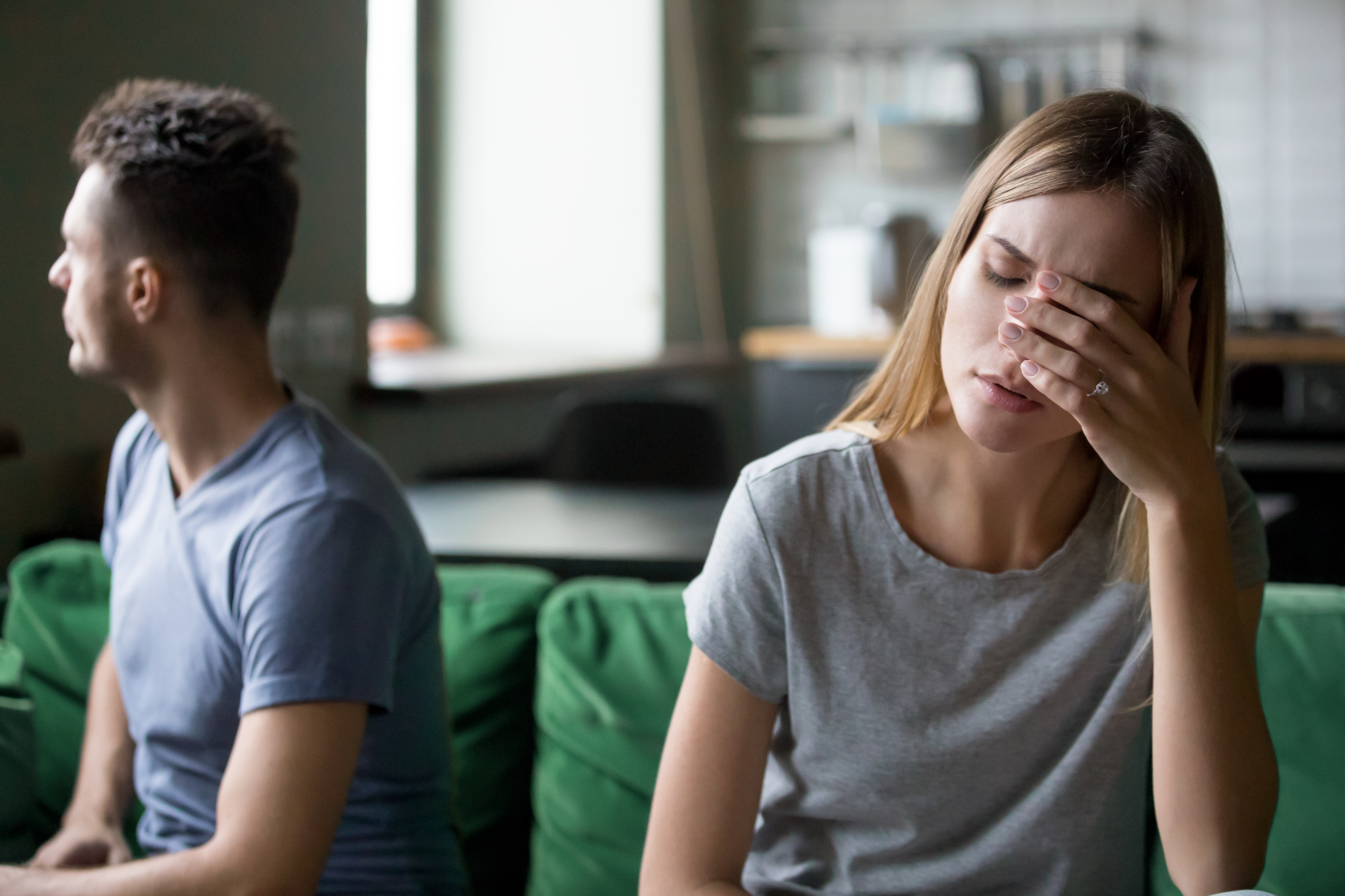 Eine Frau, die sich nach einem Streit mit ihrem Mann müde und frustriert fühlt | Quelle: Shutterstock