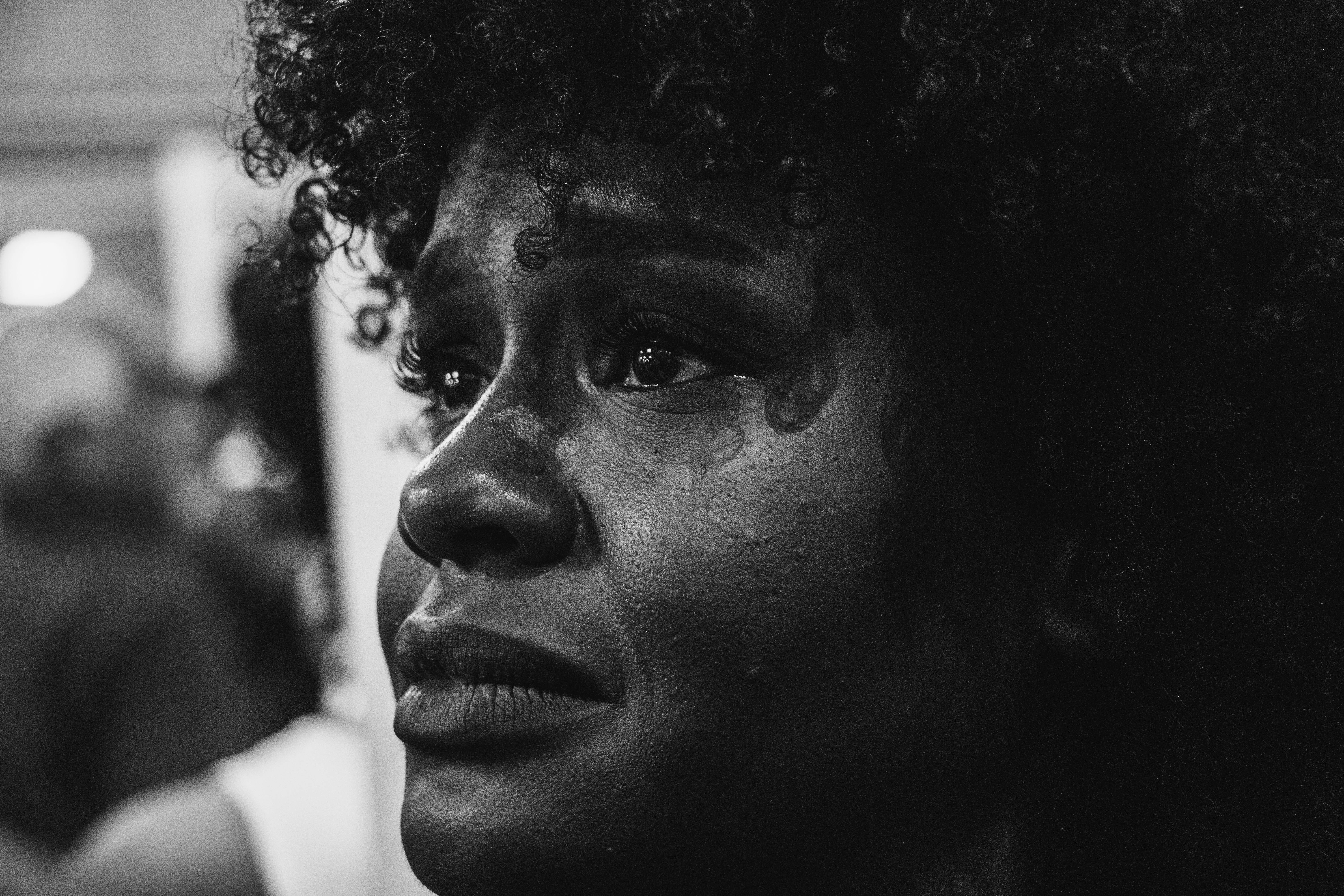 Eine emotionale Frau, die weint | Quelle: Pexels