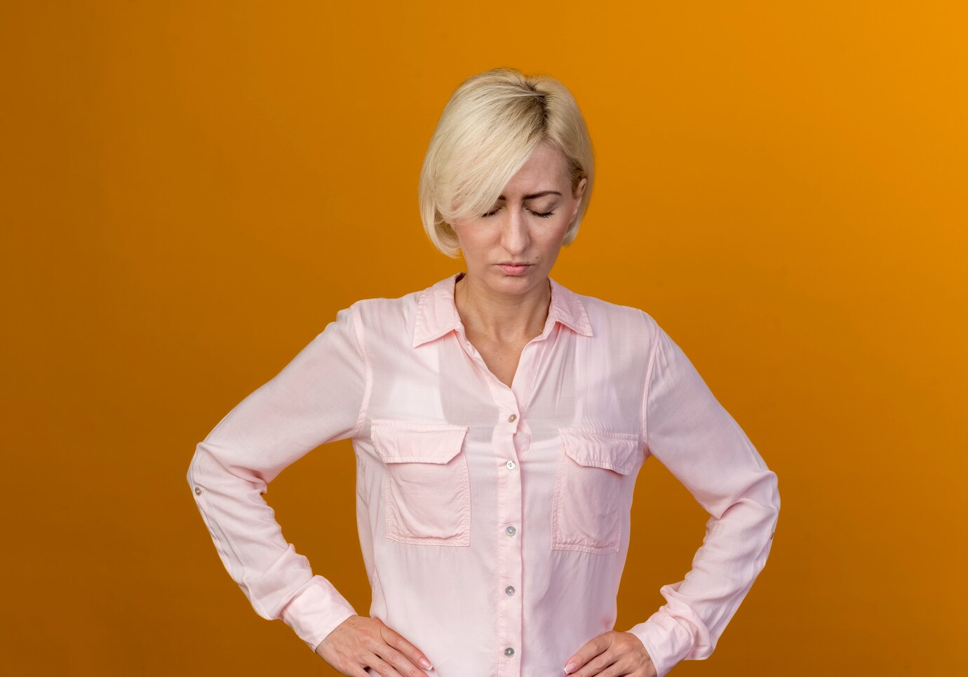 Eine traurige reife Frau, die nach unten schaut | Quelle: Freepik