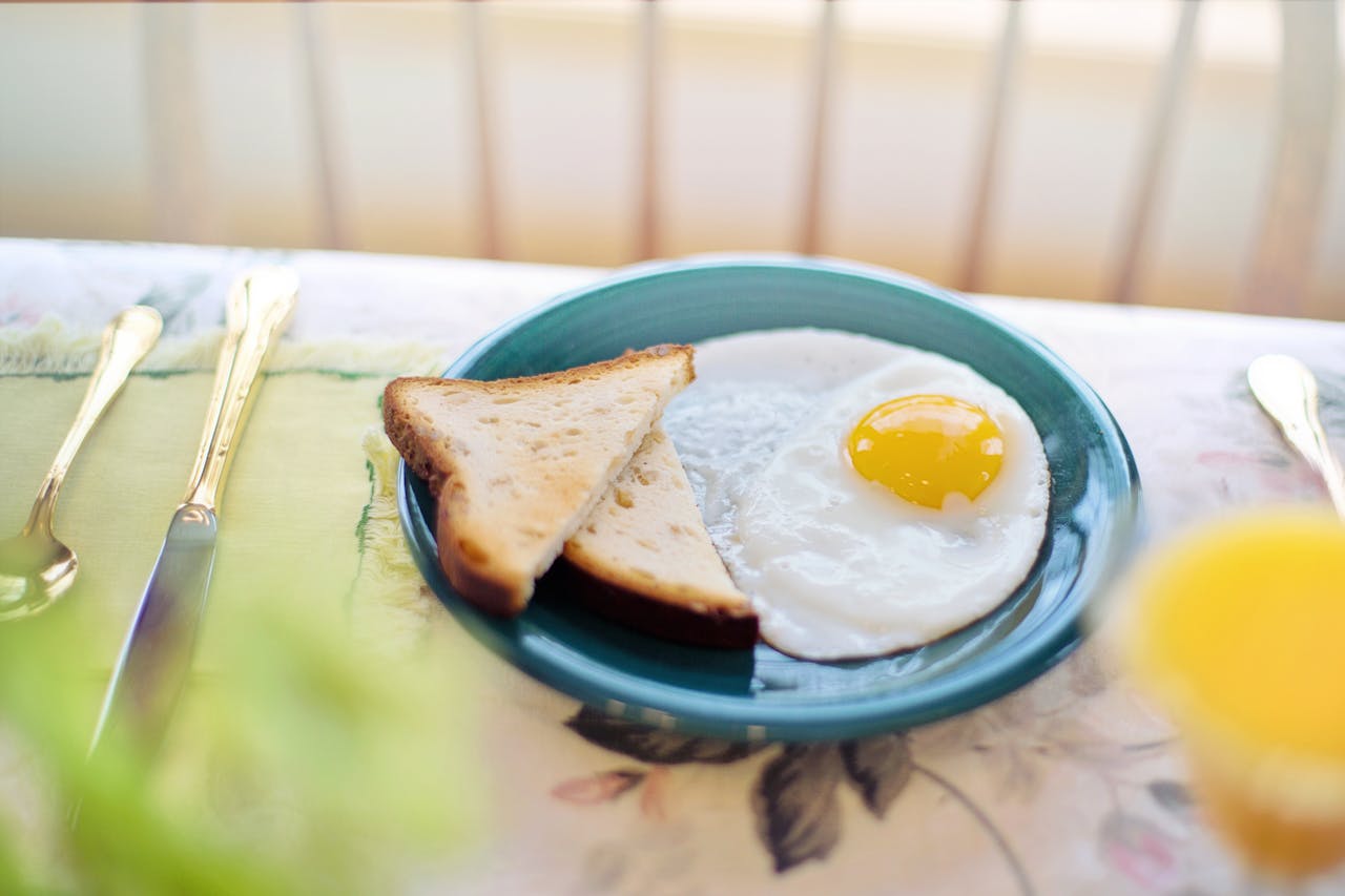 Ein Teller mit Ei und Toast auf einem Tisch | Quelle: Pexels