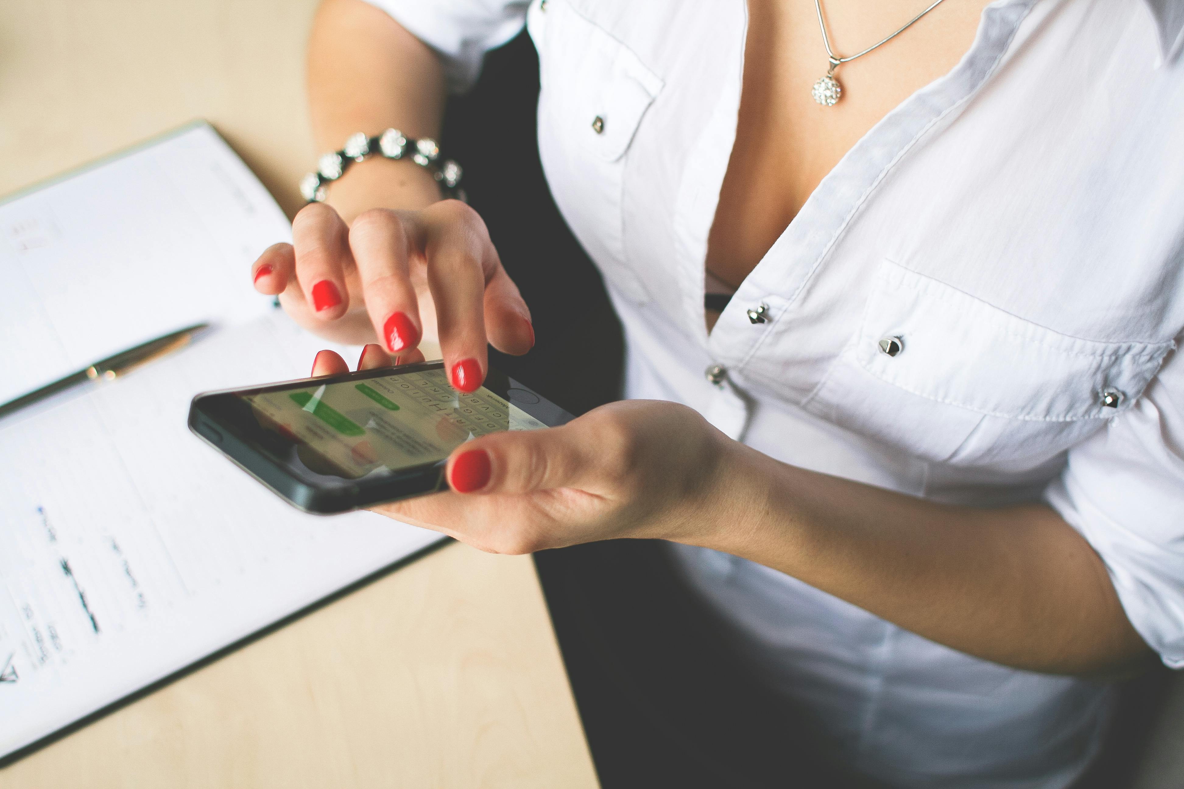 Eine Frau prüft eine Nachricht auf ihrem Telefon | Quelle: Pexels