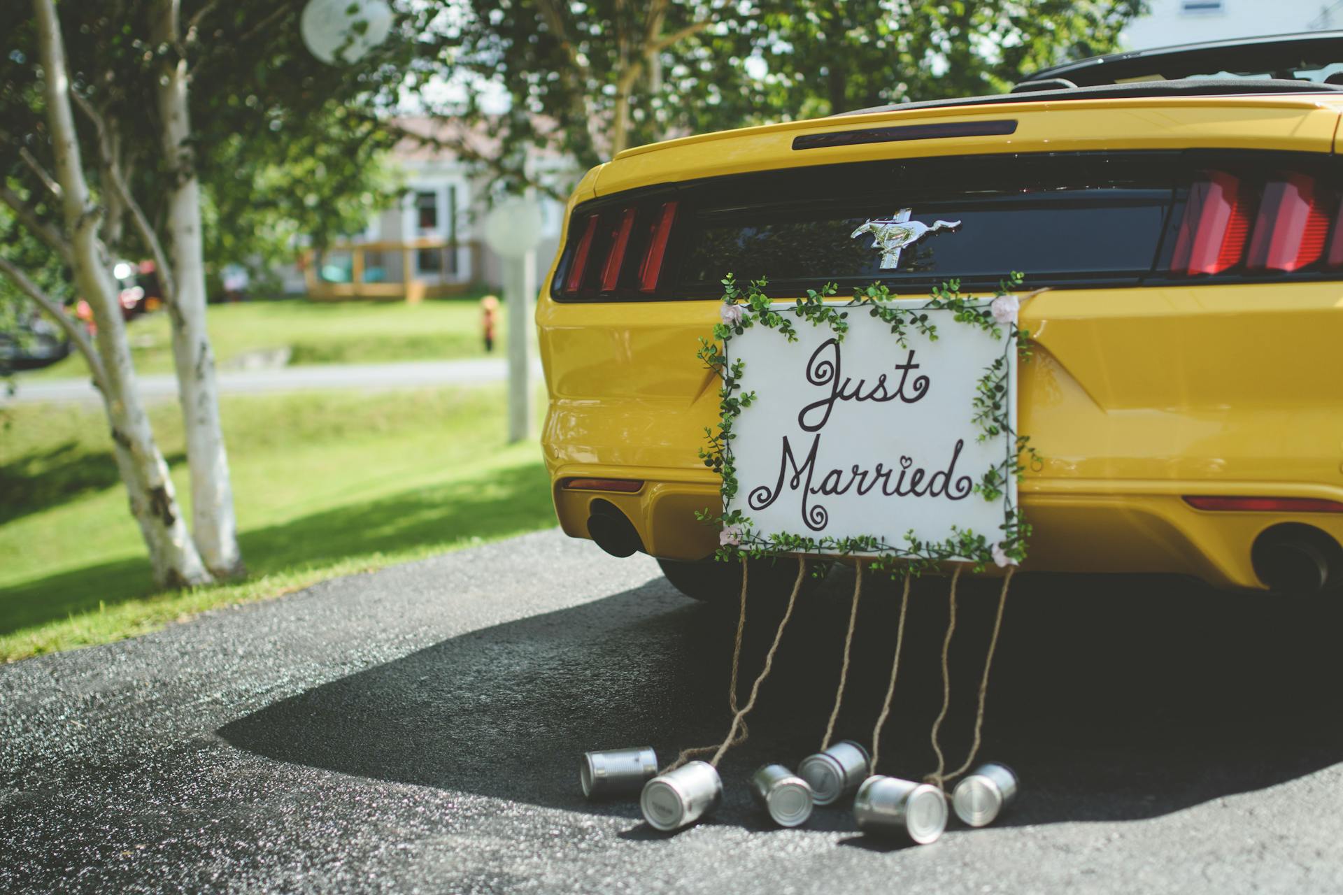 Ein "Just Married"-Schild auf der Rückbank eines Autos | Quelle: Pexels