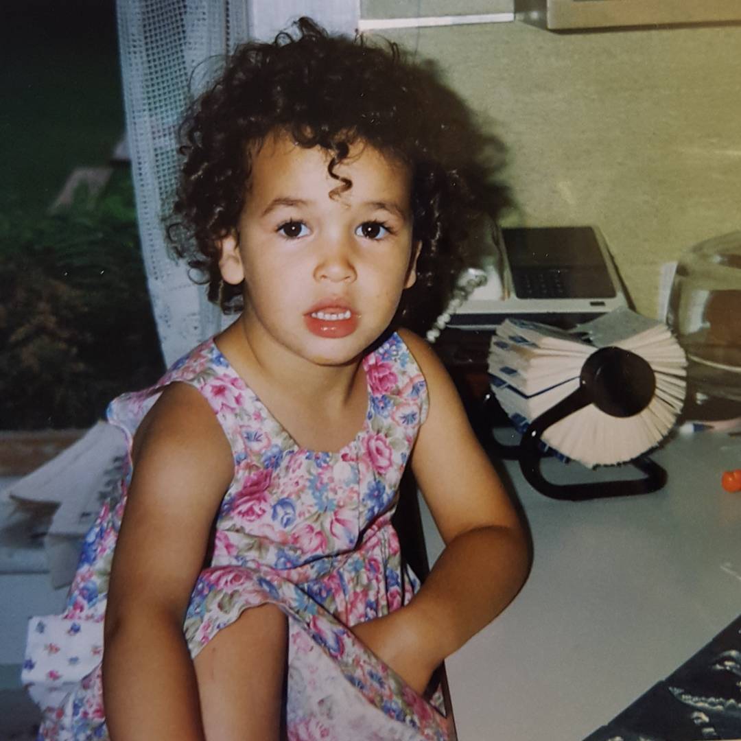 Während sich die Öffentlichkeit immer wieder Gedanken über Michael machte, wuchs seine Tochter Scarlett fernab vom unerbittlichen Promi-Rummel auf. Diese Kindheitsfotos gaben den Fans später einen etwas persönlicheren Einblick in die Familie hinter all dem Geheimnisvollen. | Quelle: Instagram/scarloz