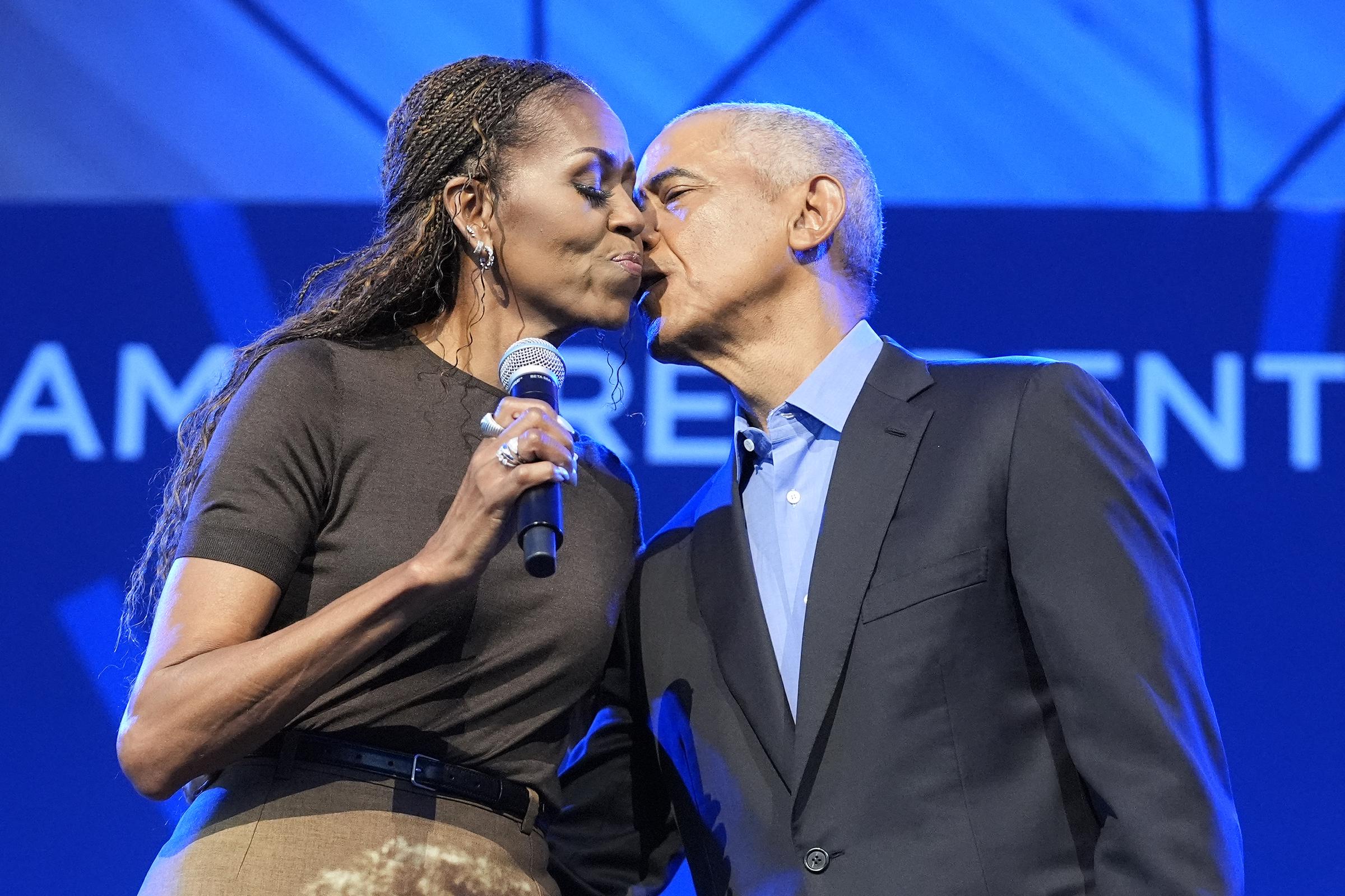 Barack gab später zu, dass er wegen seiner Zuneigung zu seiner verstorbenen Schwiegermutter Marian Robinson „ein wenig mitgenommen“ war. Der Moment wurde noch ergreifender, als Michelle die Geschichte hinter dem Rock erzählte. | Quelle: Getty Images