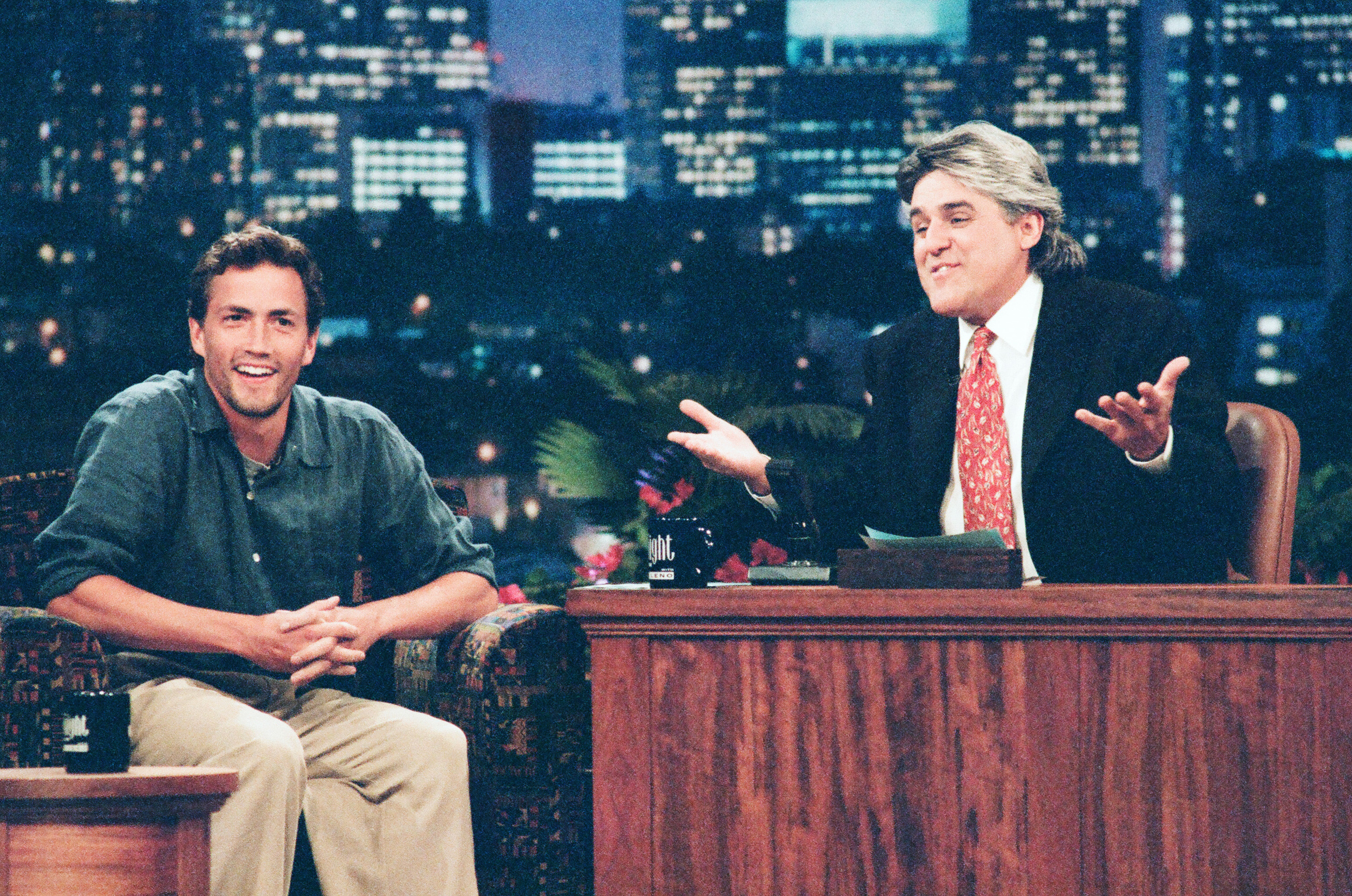 Der Schauspieler während eines Interviews mit Jay Leno am 6. Mai 1996 | Quelle: Getty Images