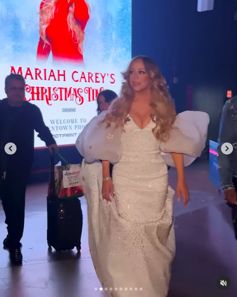 Mariah Carey geht irgendwo mit ihrem Team spazieren. | Quelle: Instagram/mariahcarey