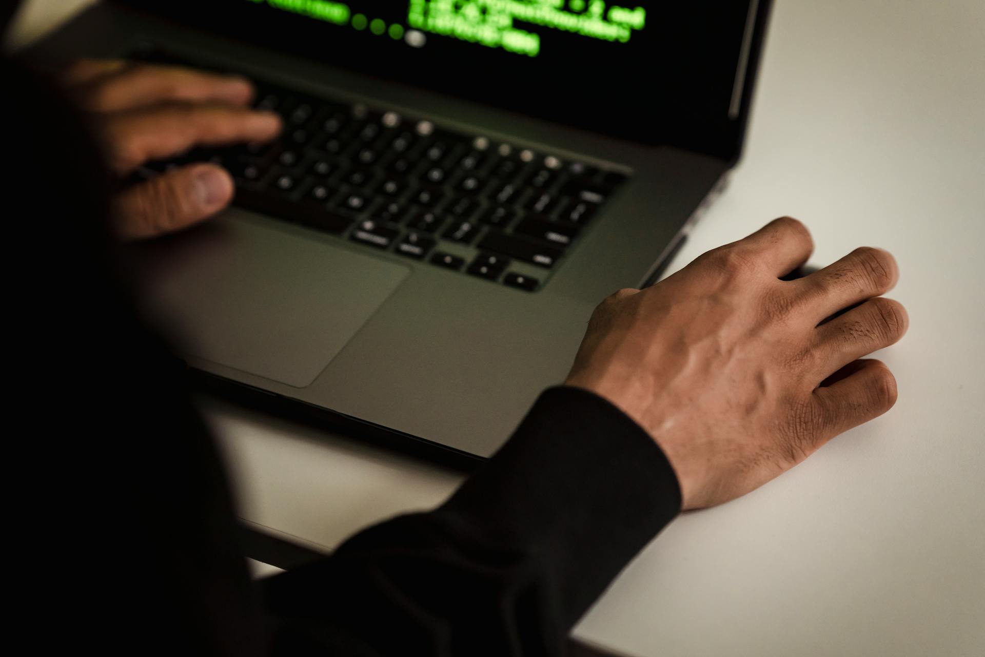 Ein Mann benutzt seinen Laptop | Quelle: Pexels