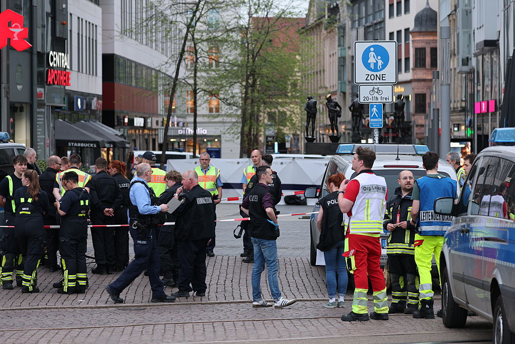 4. Mai 2026, Sachsen, Leipzig: Rettungskräfte stehen am Eingang zur Grimmaischen Straße. In Leipzig ist ein Auto in mehrere Menschen gerast. | Quelle: Getty Images