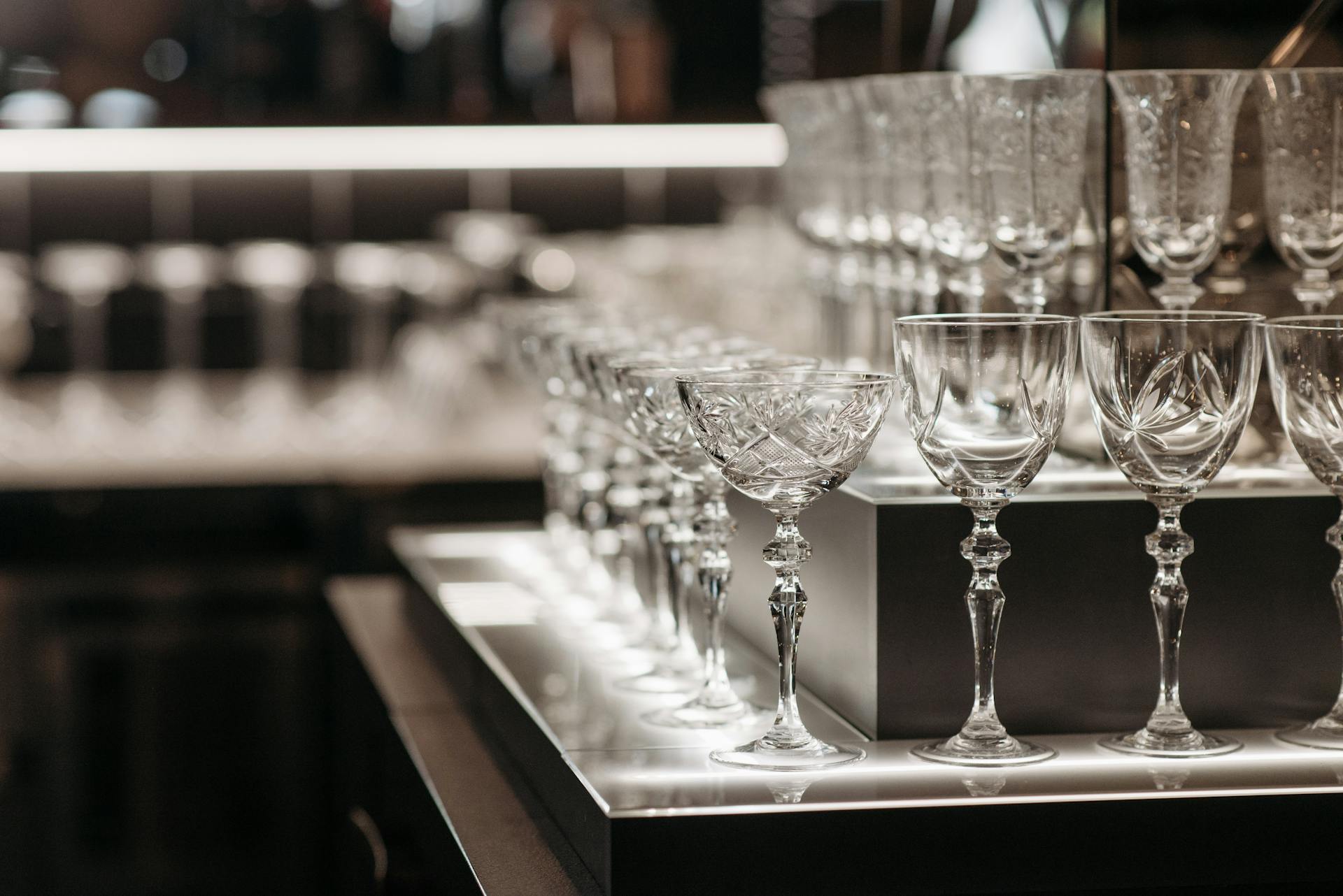 Ein Set von Kristallgläsern auf einem Tisch | Quelle: Pexels