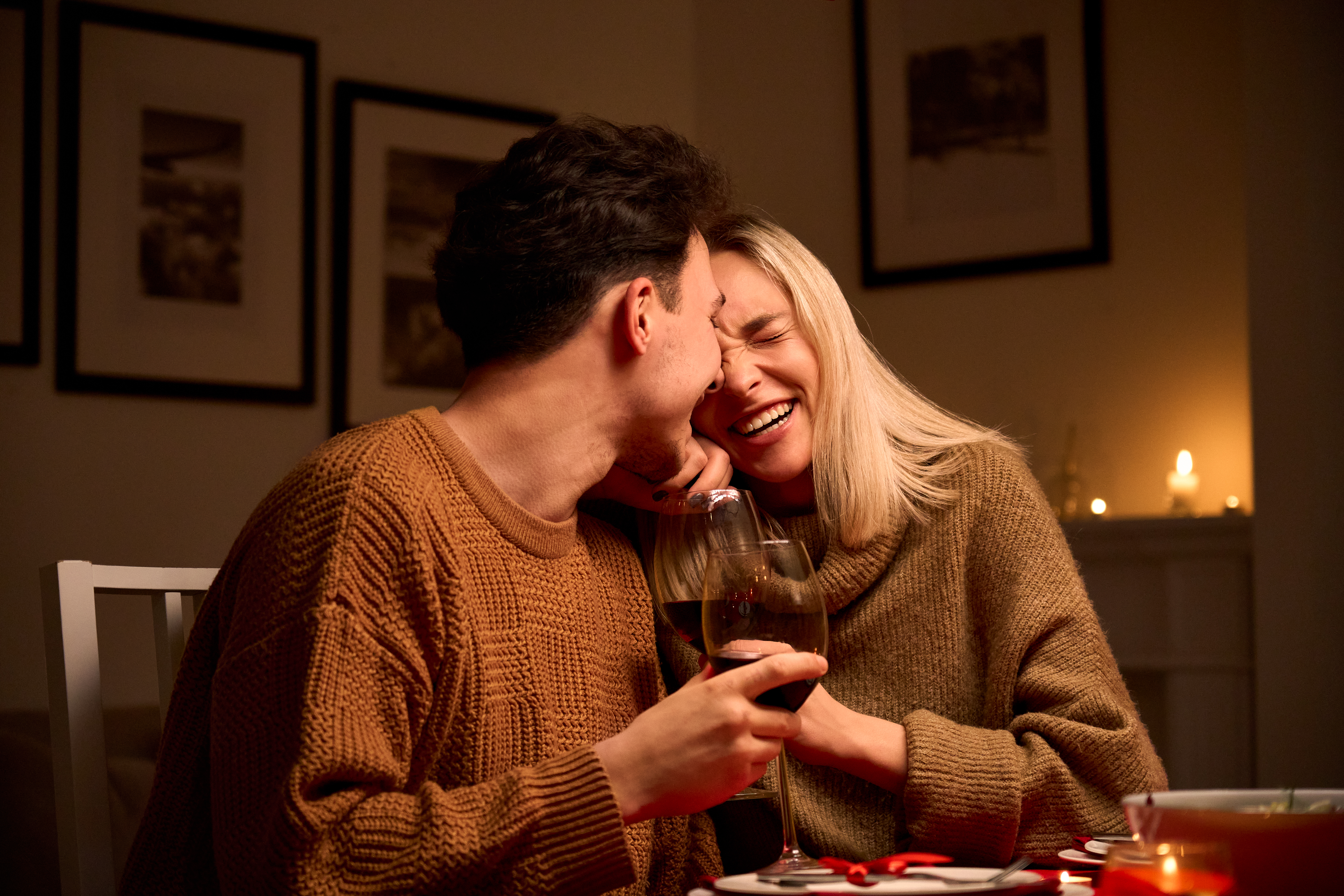 Ein lachendes Paar am Esstisch | Quelle: Getty Images