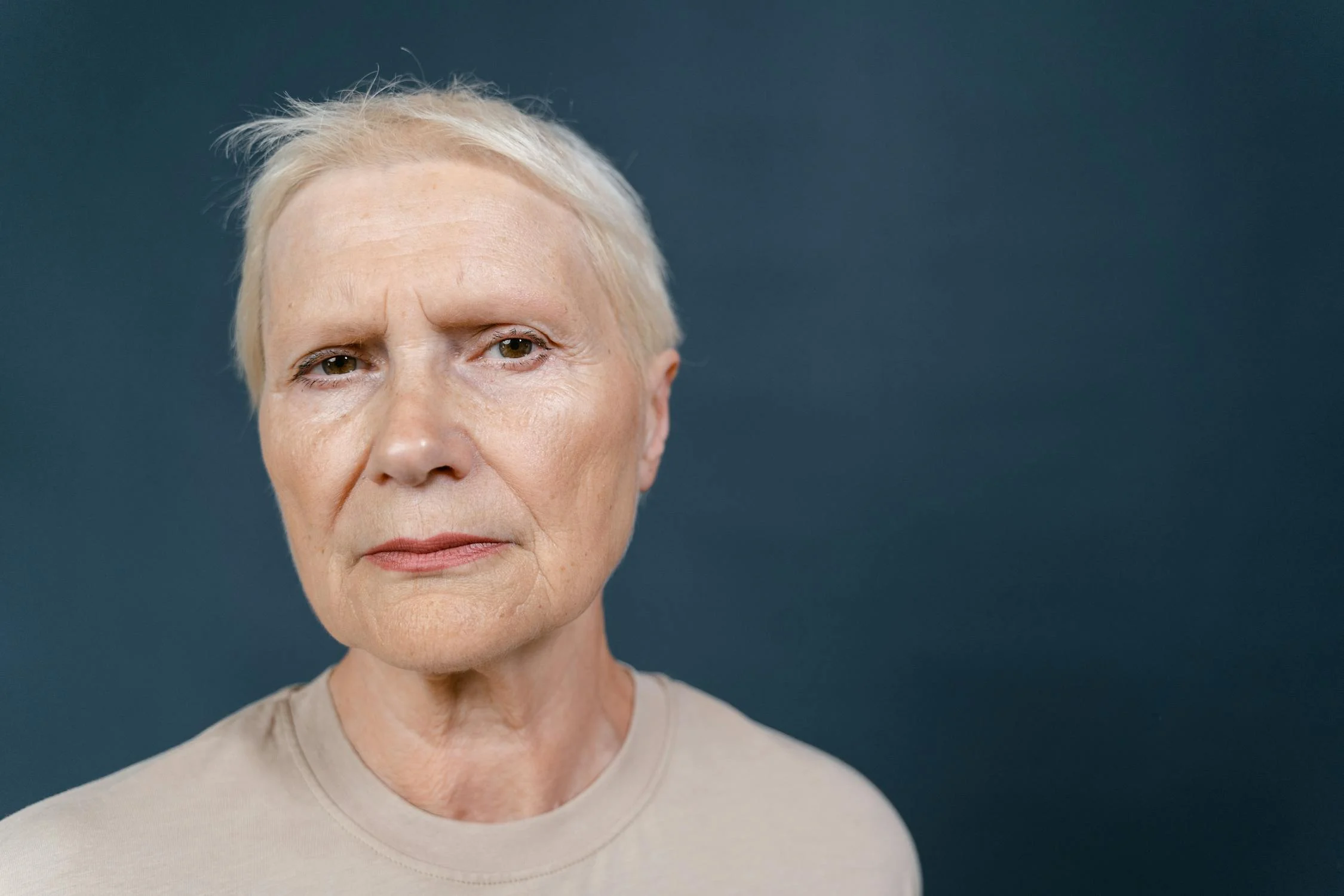 Eine ernste ältere Frau | Quelle: Pexels