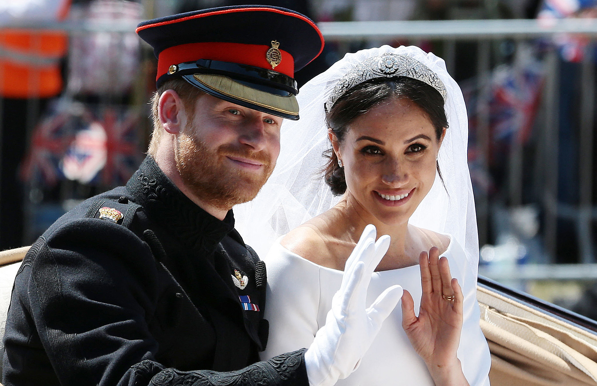 Prinz Harry und Meghan Markle winken aus der Ascot Landau Kutsche am 19. Mai 2018 in Windsor, England. | Quelle: Getty Images