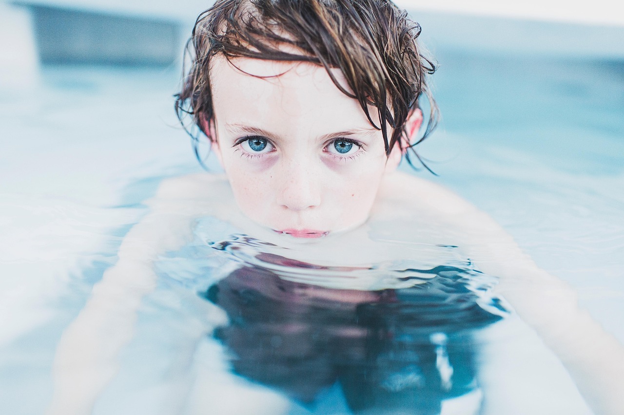 Ein kleiner Junge in einem Pool | Quelle: Pixabay