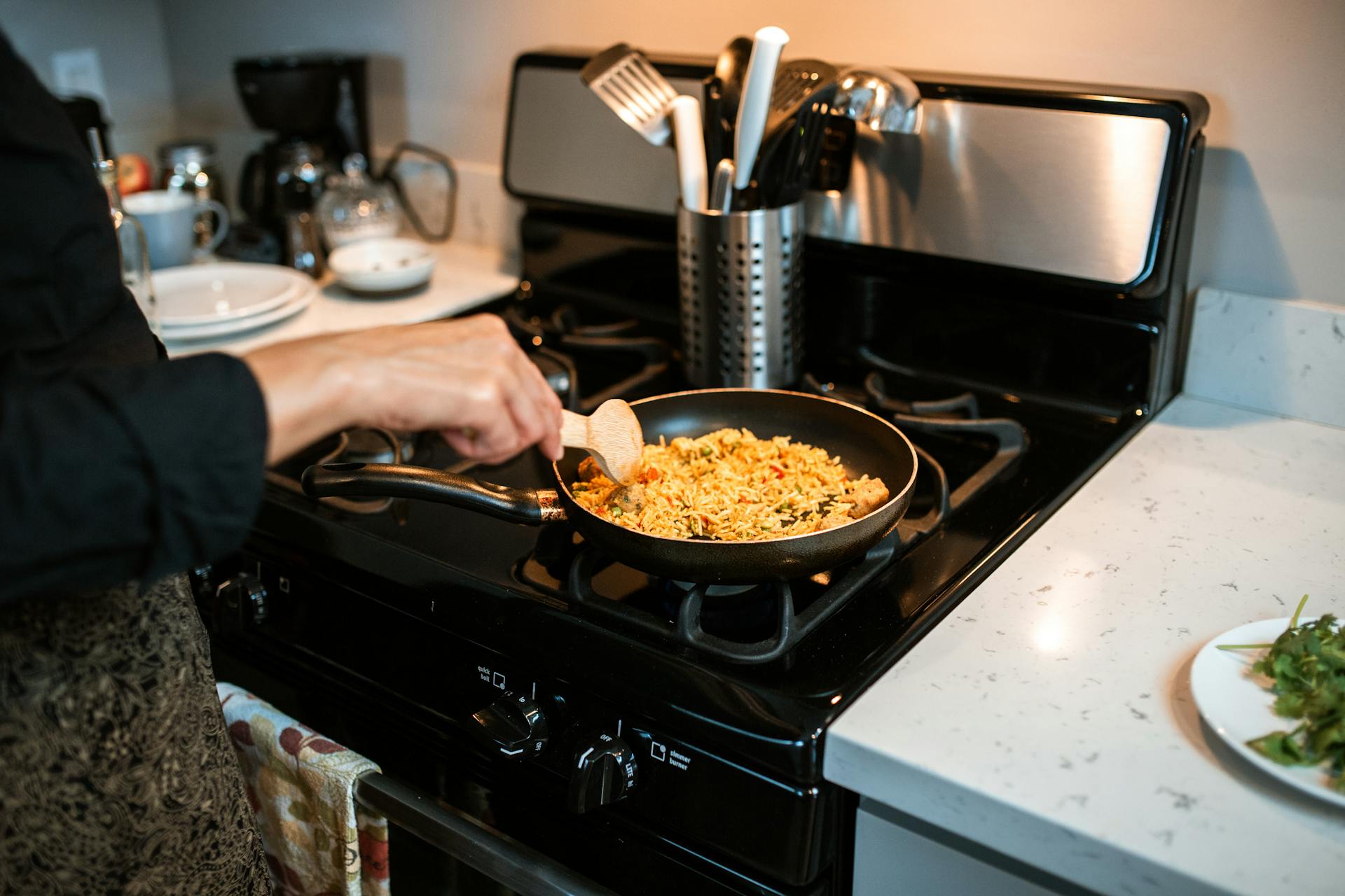 Eine Frau, die Essen kocht | Quelle: Pexels