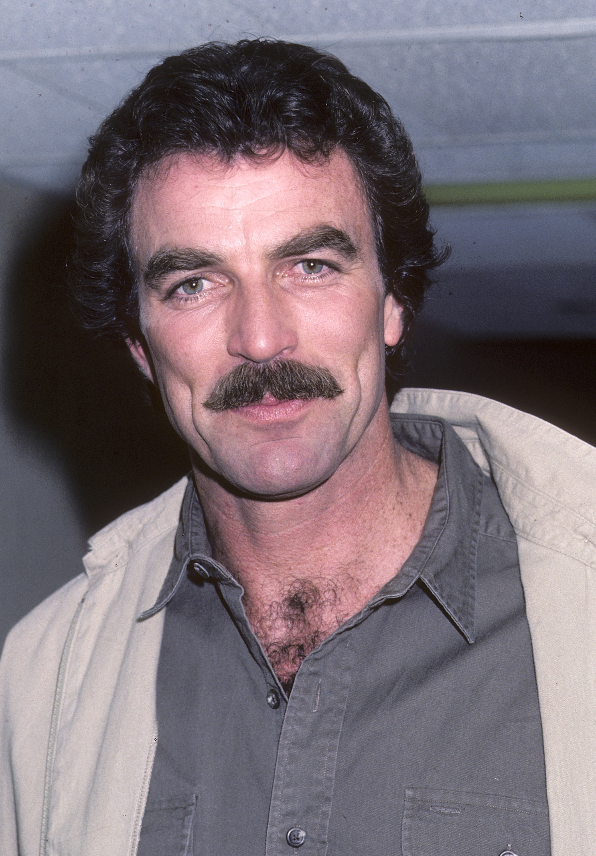 Tom Selleck besucht "Late Night with David Letterman" am 23. Mai 1985 in New York City. | Quelle: Getty Images