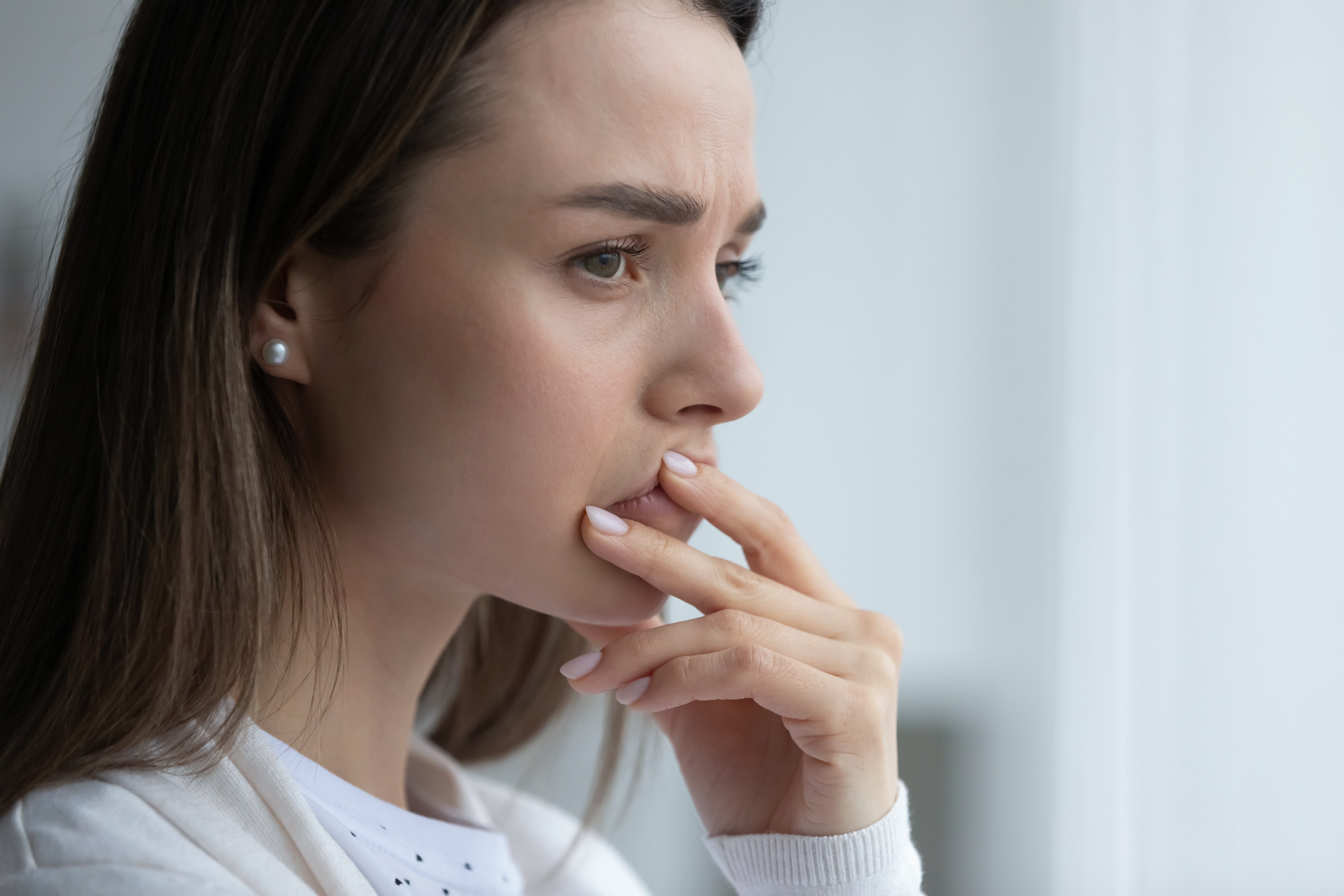 Eine nachdenkliche Frau | Quelle: Shutterstock