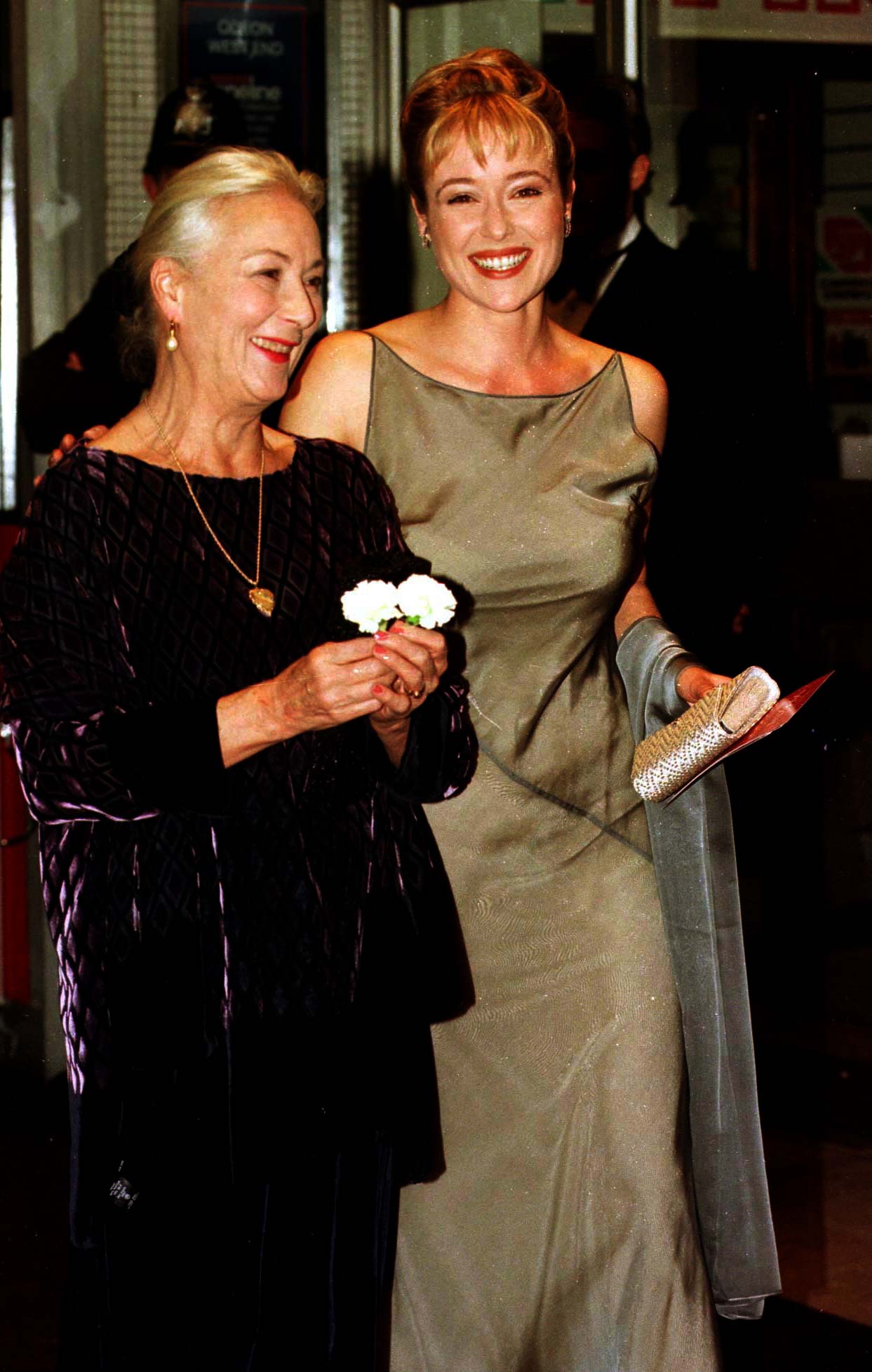 Rosemary Harris und Jennifer Ehle bei der Premiere von "Wilde" am 16. Oktober 1997 | Quelle: Getty Images