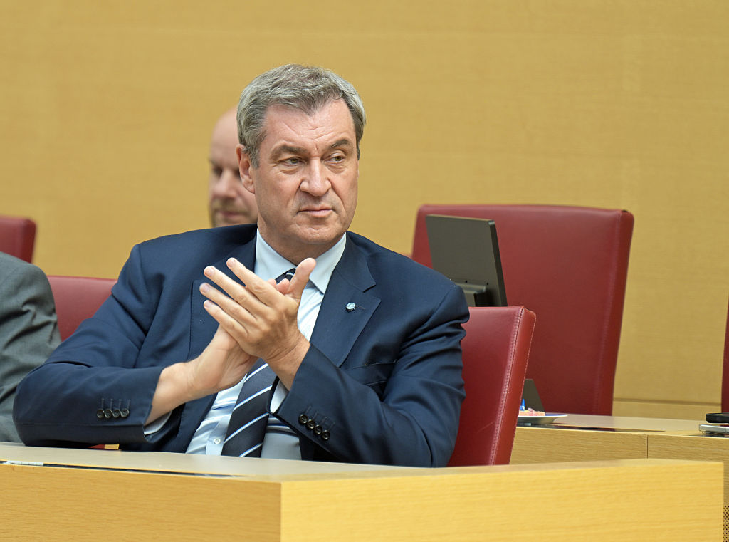 Markus Söder (CSU), Ministerpräsident von Bayern, applaudiert während der Rede von Albert Füracker (CSU), dem bayerischen Finanzminister. | Quelle: Getty Images
