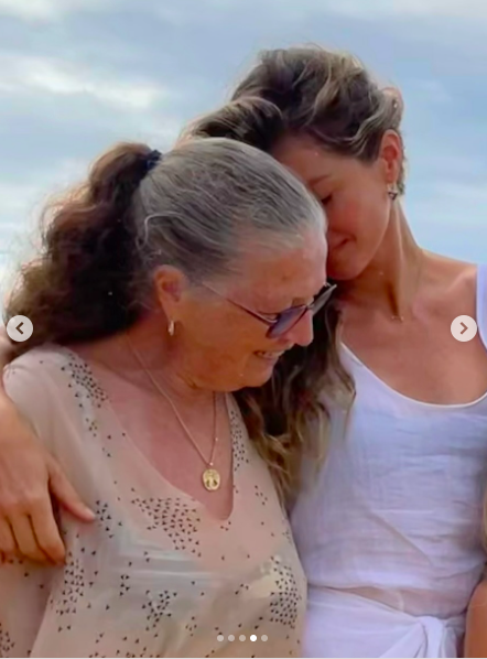 Vânia Nonnenmacher und Gisele Bündchen in einer herzlichen Umarmung. | Quelle: Instagram/Gisele