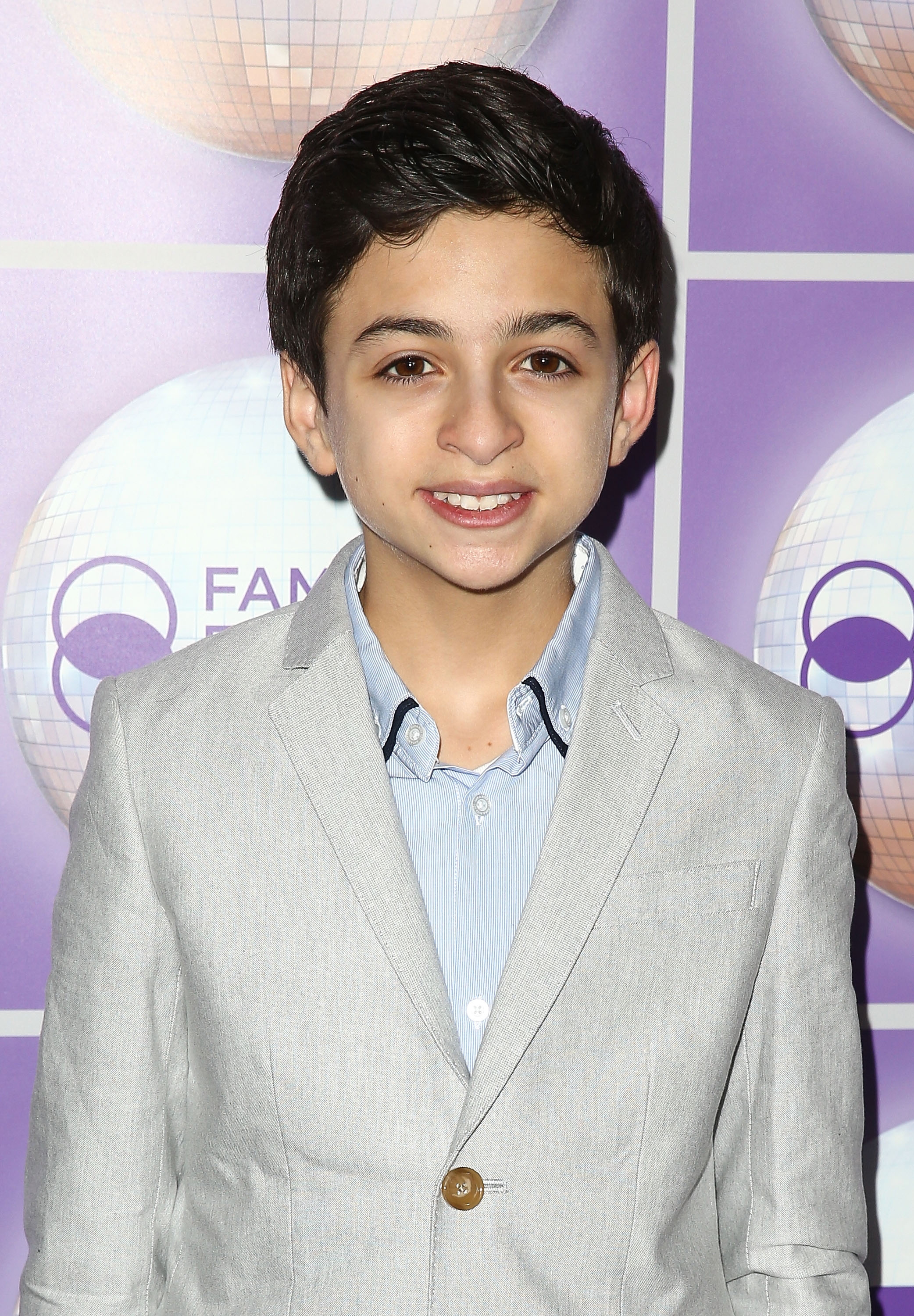 J.J. Totah nimmt an der Preisverleihungsgala des Family Equality Council in Los Angeles im Beverly Hilton Hotel in Beverly Hills, Kalifornien, teil und trägt dabei ein hellgraues Sakko über einem hellblau gestreiften Hemd. | Quelle: Getty Images